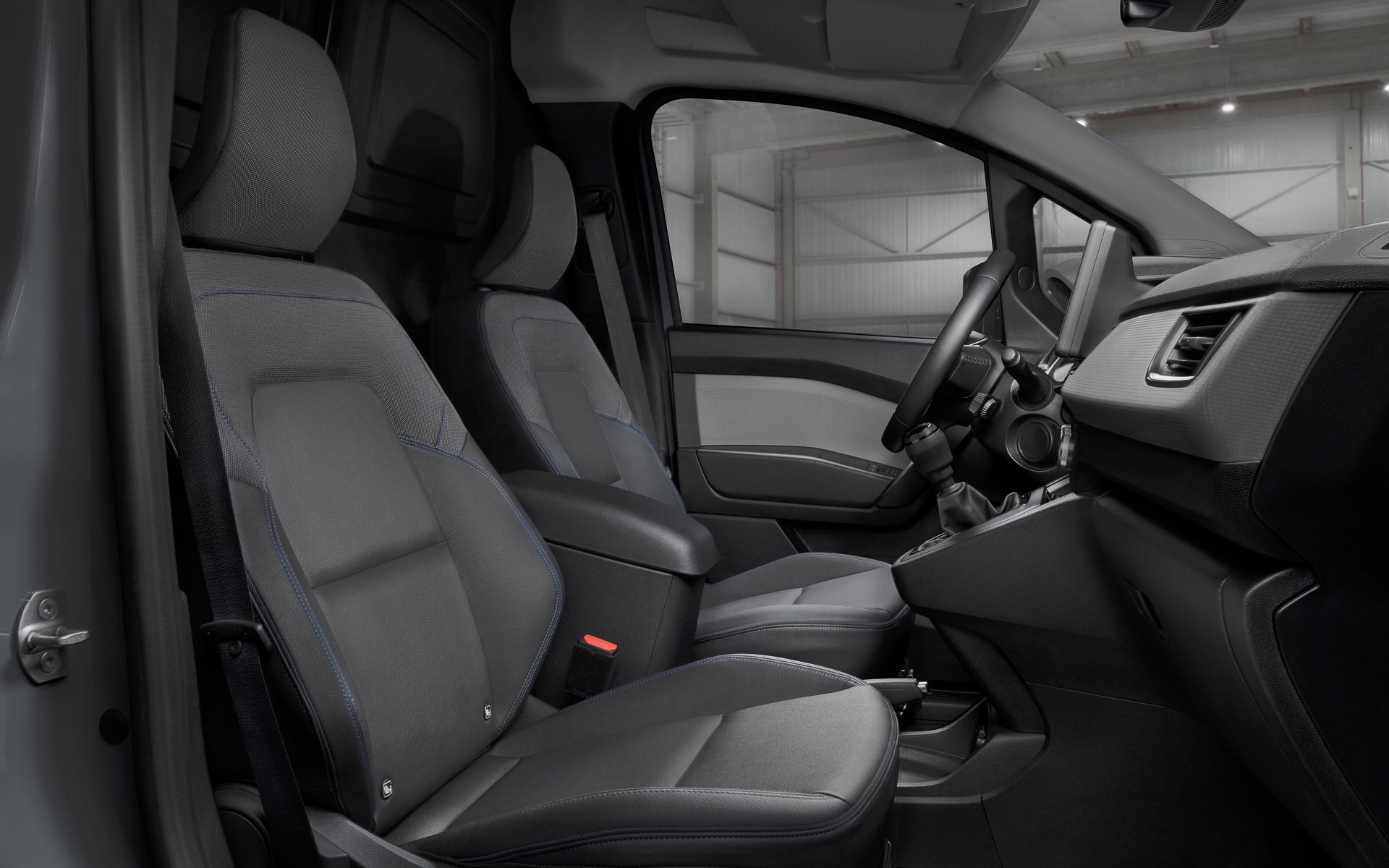 モダンなセンターコンソールやインストルメントパネルを採用