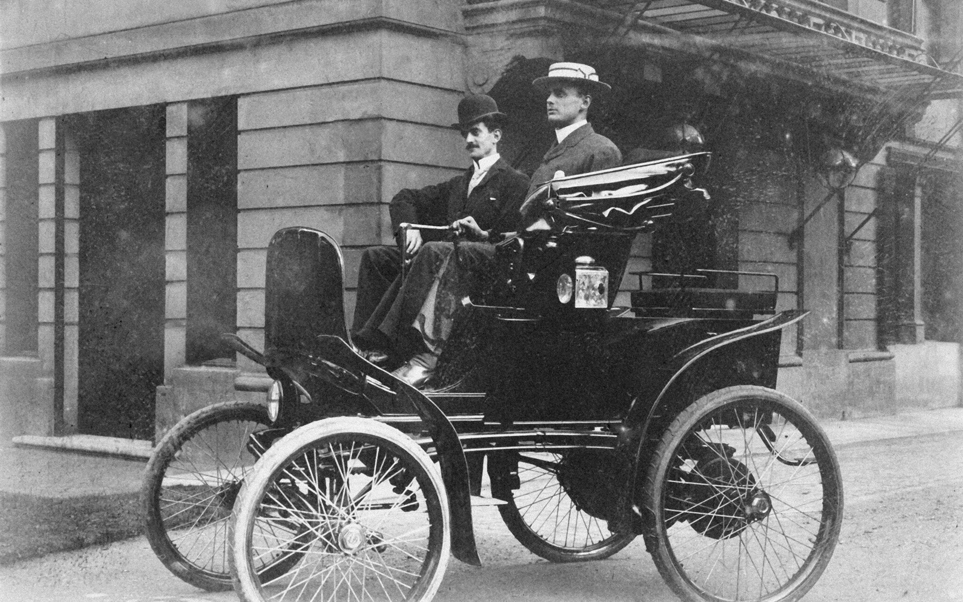 ロールス・ロイスが“歴史的な発表”を前に電動車の歴史を振り返る