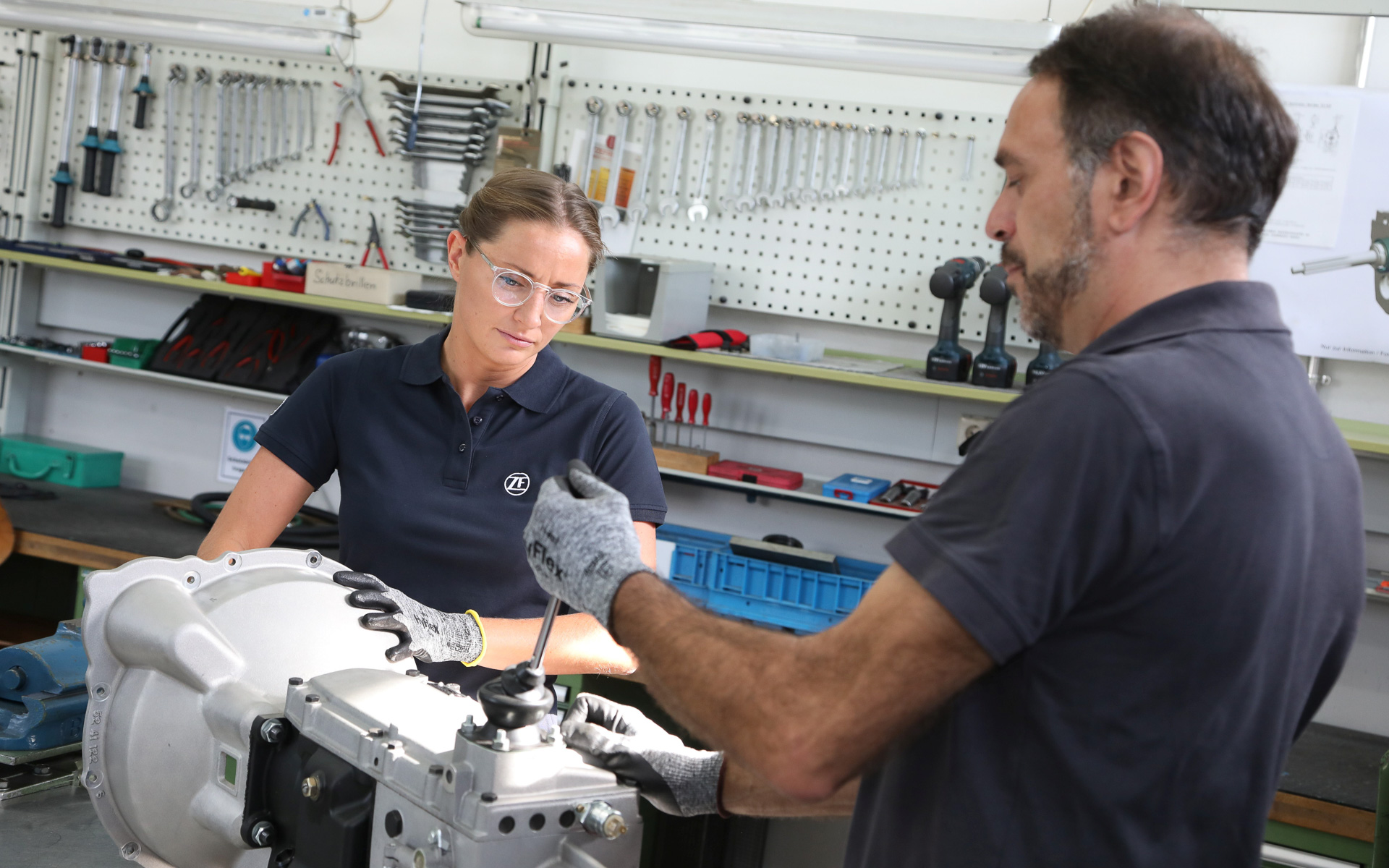 アストンマーティンの依頼で歴史的な5速MT（S5-325）を復刻させたZF