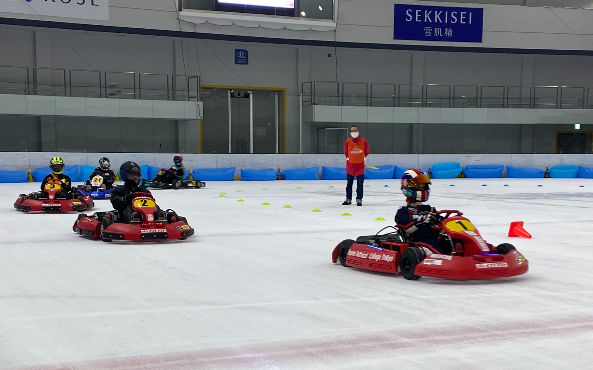 マシン1号車は私がドライブした先導車。タイヤがこの中でいちばん滑りやすいと聞き、ちょっと慎重に控えめにドライブ。エキスパートクラスの皆さんは、さすがマシン操縦の飲み込みが早く、1周目から激しいバトルが繰り広げられました。