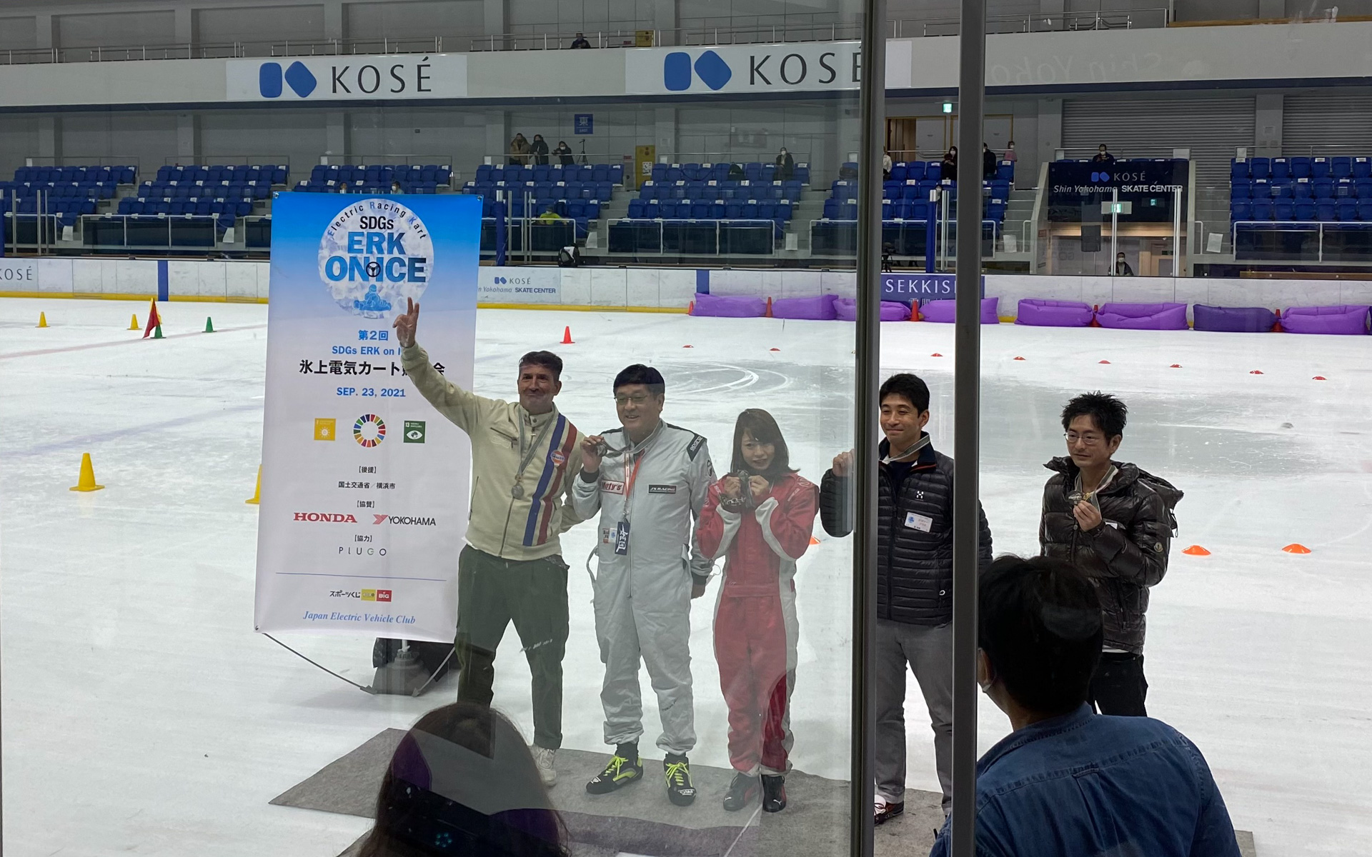 ビギナークラスの各回で優勝した5名の表彰式。いちばん左にいらっしゃるのは、レオンの表紙などで有名なパンツェッタ・ジローラモさん。暴れん坊な走りで会場を沸かせ、優勝してとても嬉しそうでした。女性ドライバーの「のんちゃん」も落ち着いた走りで見事優勝！　今回、女性ドライバーが大活躍だったのが私としては感激したポイントです