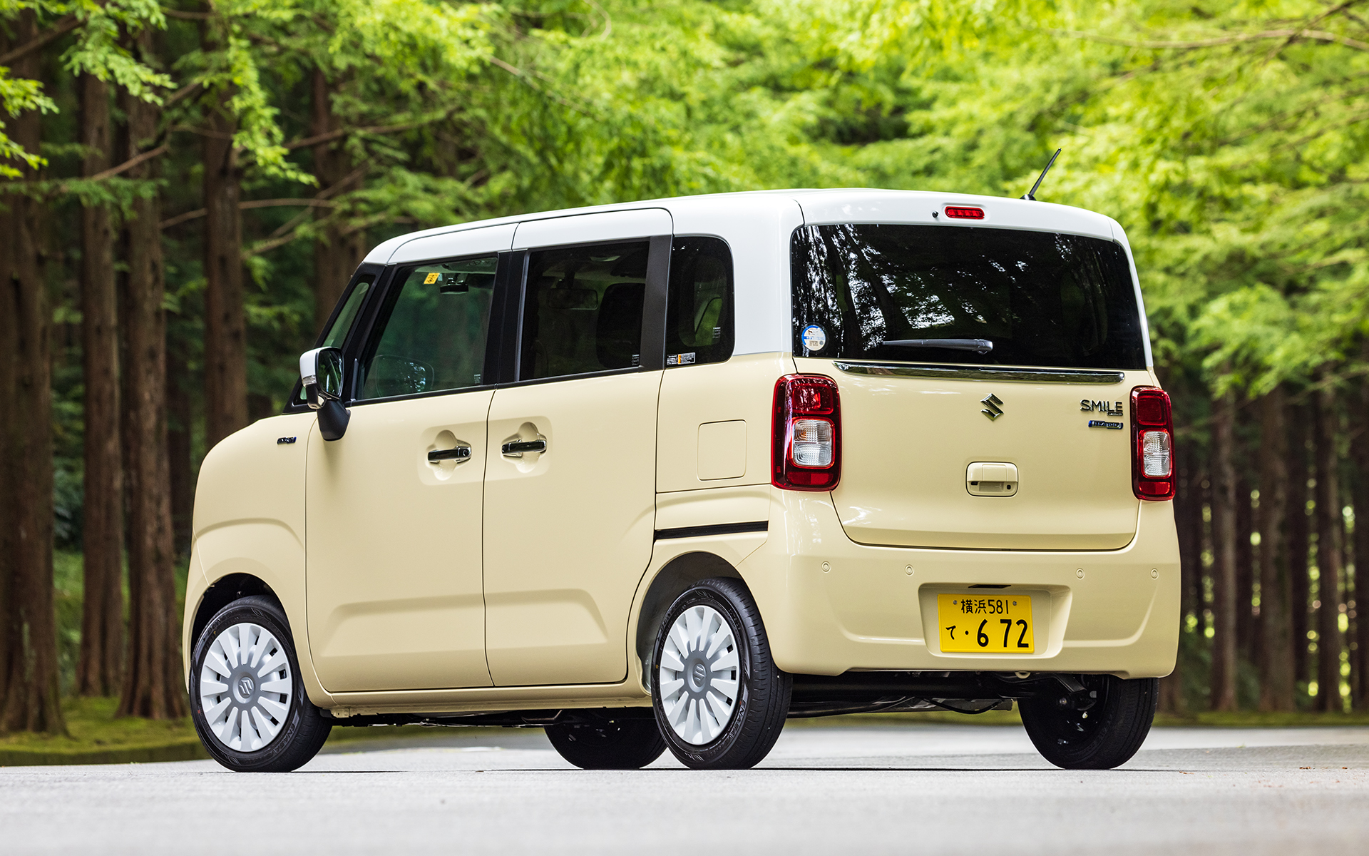 試乗車は「ワゴンRスマイル HYBRID X」の2WD（FF）モデル。ボディカラーは「シフォンアイボリーメタリック ホワイト2トーンルーフ」で、価格は163万6800円。ボディサイズは3395×1475×1695mm（全長×全幅×全高）、ホイールベースは2460mm