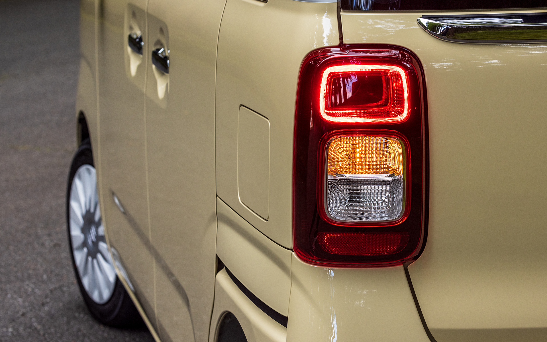 普遍的なクルマらしさを表現するベゼル付きのLEDヘッドライト、角を落として柔らかい印象のLEDリアコンビネーションランプにより、愛着の持てる印象を表現。ホイールキャップは写真の「ホワイト×シルバー」のほか、「ガンメタリック×シルバー」の2トーン、モノトーンの「シルバー」がボディカラーやグレードに応じて組み合わせられる