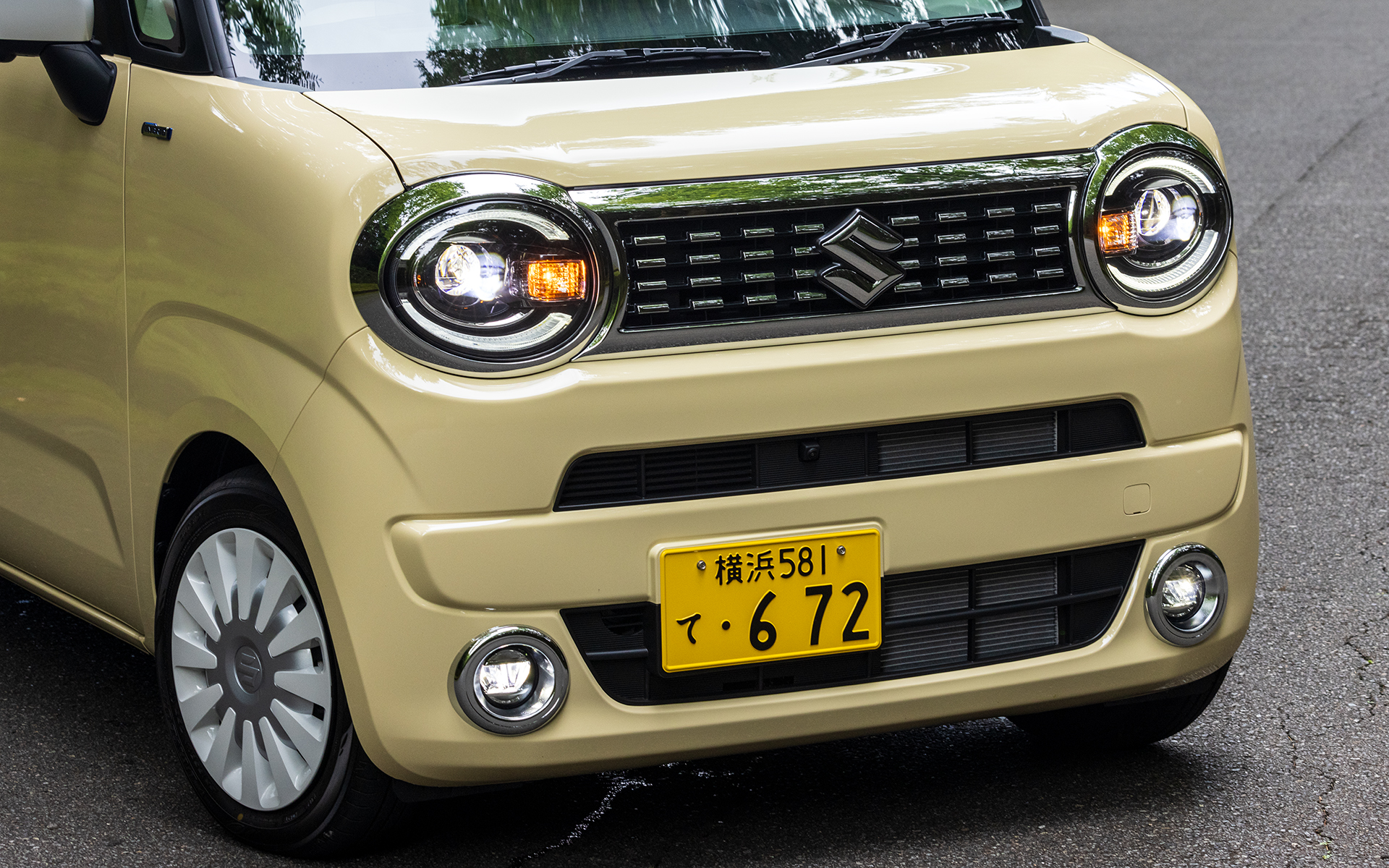 普遍的なクルマらしさを表現するベゼル付きのLEDヘッドライト、角を落として柔らかい印象のLEDリアコンビネーションランプにより、愛着の持てる印象を表現。ホイールキャップは写真の「ホワイト×シルバー」のほか、「ガンメタリック×シルバー」の2トーン、モノトーンの「シルバー」がボディカラーやグレードに応じて組み合わせられる