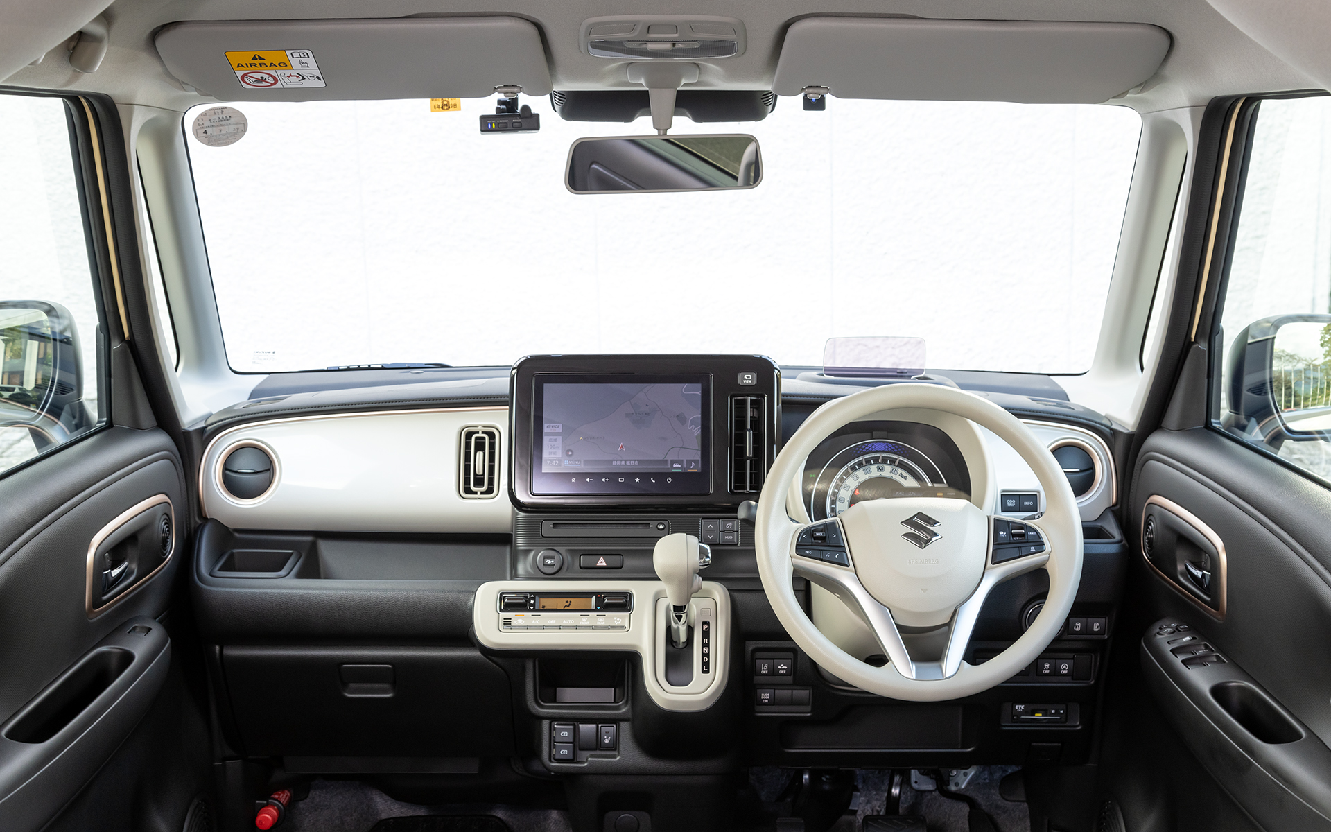 ステアリングやシフトノブなどのポイントにアイボリーを用いたインテリア。エアコンルーバーやドアトリムのカッパーの装飾は光の加減によって色味が変化する。インパネの特徴的なインパネカラーパネルはボディ色、グレードによって光沢のある「アイボリーパール」「ネイビーパール」もしくは「シルバー」となる