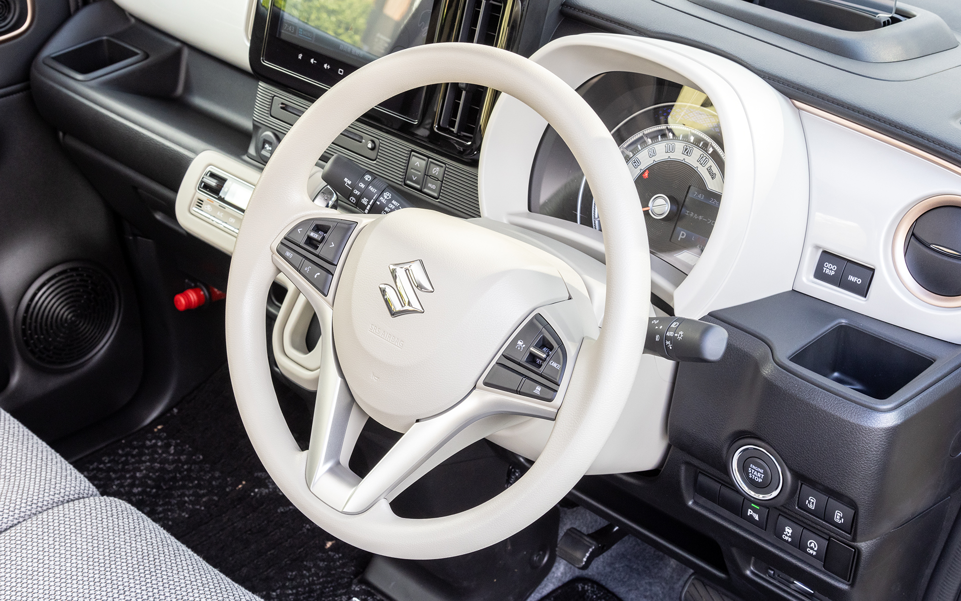 ステアリングやシフトノブなどのポイントにアイボリーを用いたインテリア。エアコンルーバーやドアトリムのカッパーの装飾は光の加減によって色味が変化する。インパネの特徴的なインパネカラーパネルはボディ色、グレードによって光沢のある「アイボリーパール」「ネイビーパール」もしくは「シルバー」となる