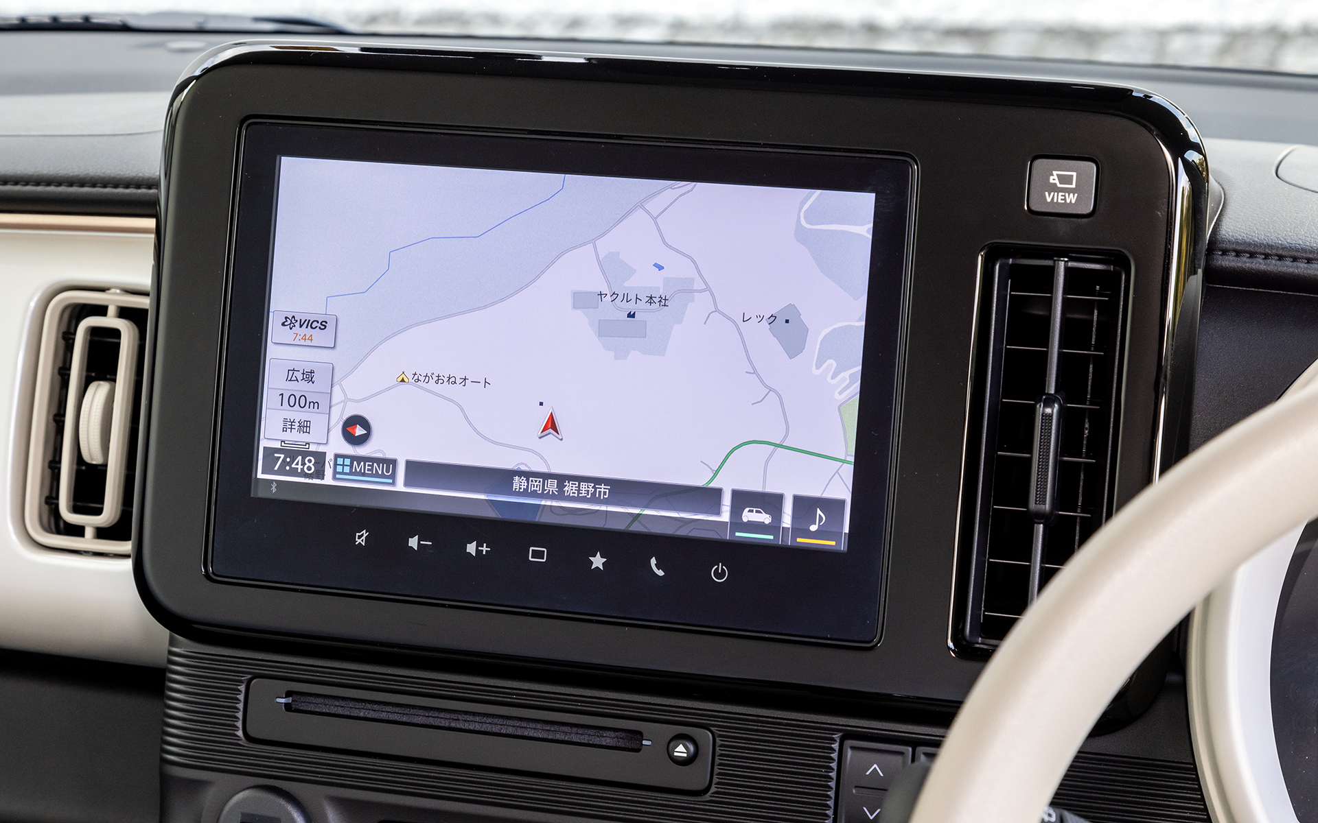 ステアリングやシフトノブなどのポイントにアイボリーを用いたインテリア。エアコンルーバーやドアトリムのカッパーの装飾は光の加減によって色味が変化する。インパネの特徴的なインパネカラーパネルはボディ色、グレードによって光沢のある「アイボリーパール」「ネイビーパール」もしくは「シルバー」となる