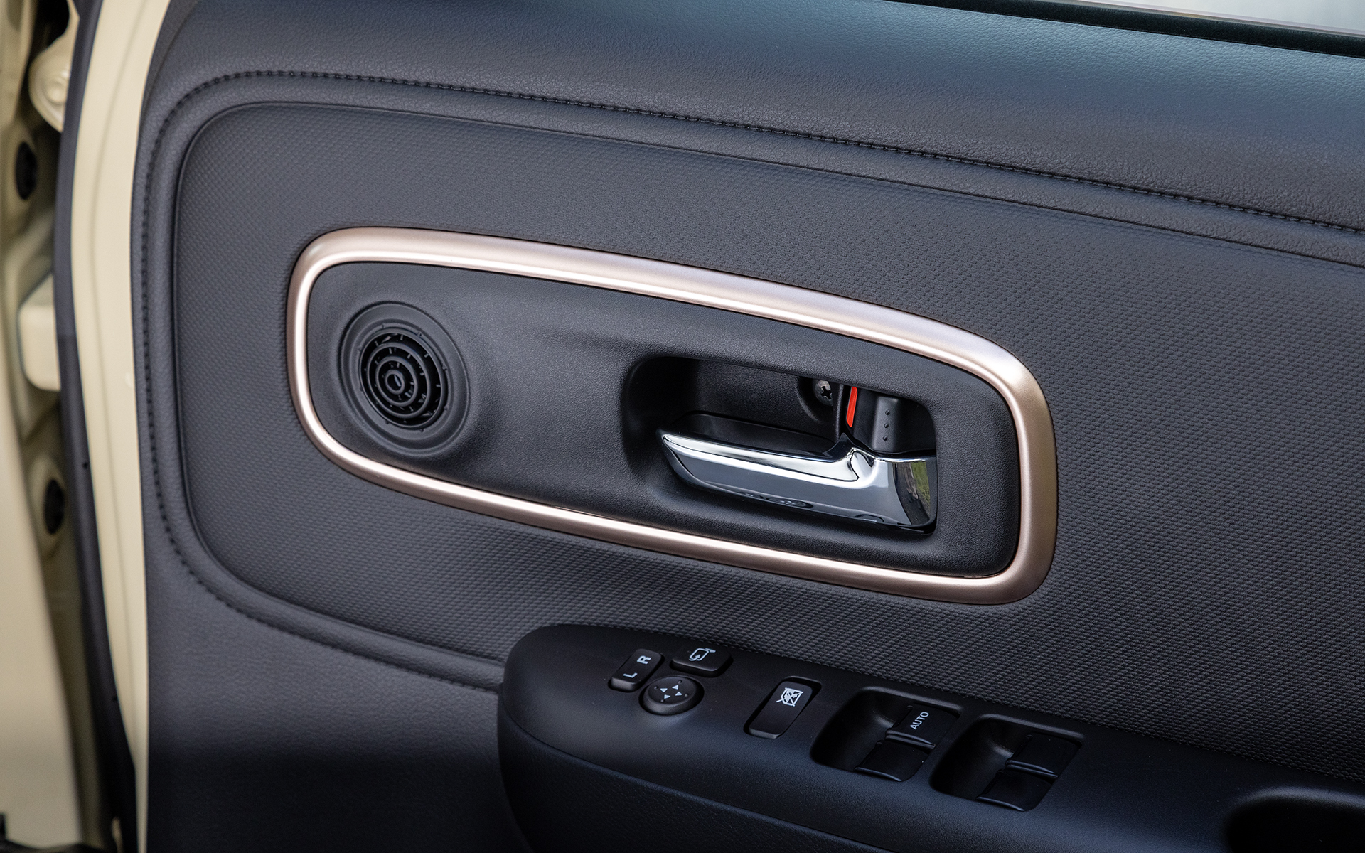 ステアリングやシフトノブなどのポイントにアイボリーを用いたインテリア。エアコンルーバーやドアトリムのカッパーの装飾は光の加減によって色味が変化する。インパネの特徴的なインパネカラーパネルはボディ色、グレードによって光沢のある「アイボリーパール」「ネイビーパール」もしくは「シルバー」となる