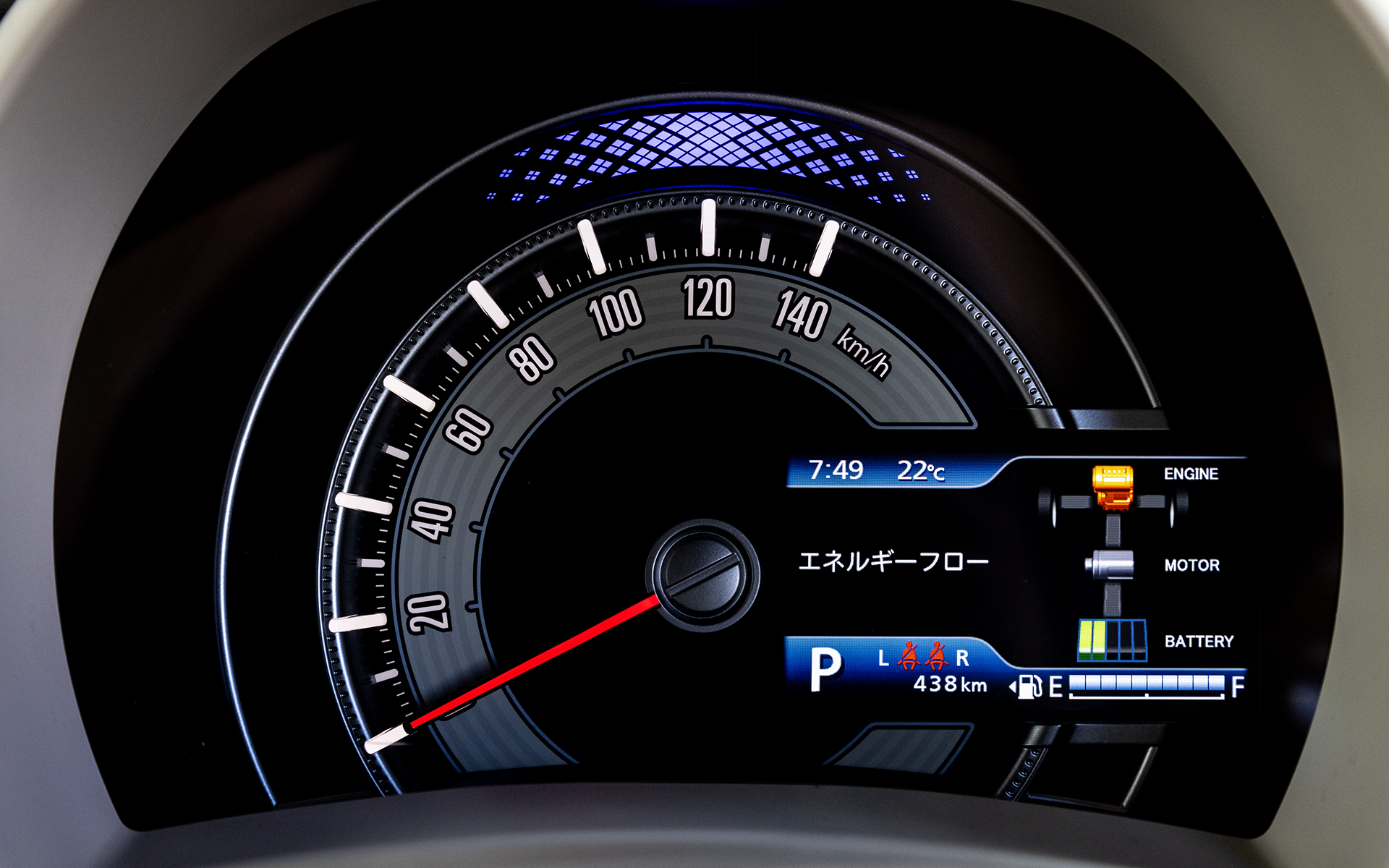 オプションのセーフティパッケージを選択すると、スピードメーター内のマルチインフォメーションディスプレイがカラー表示となる