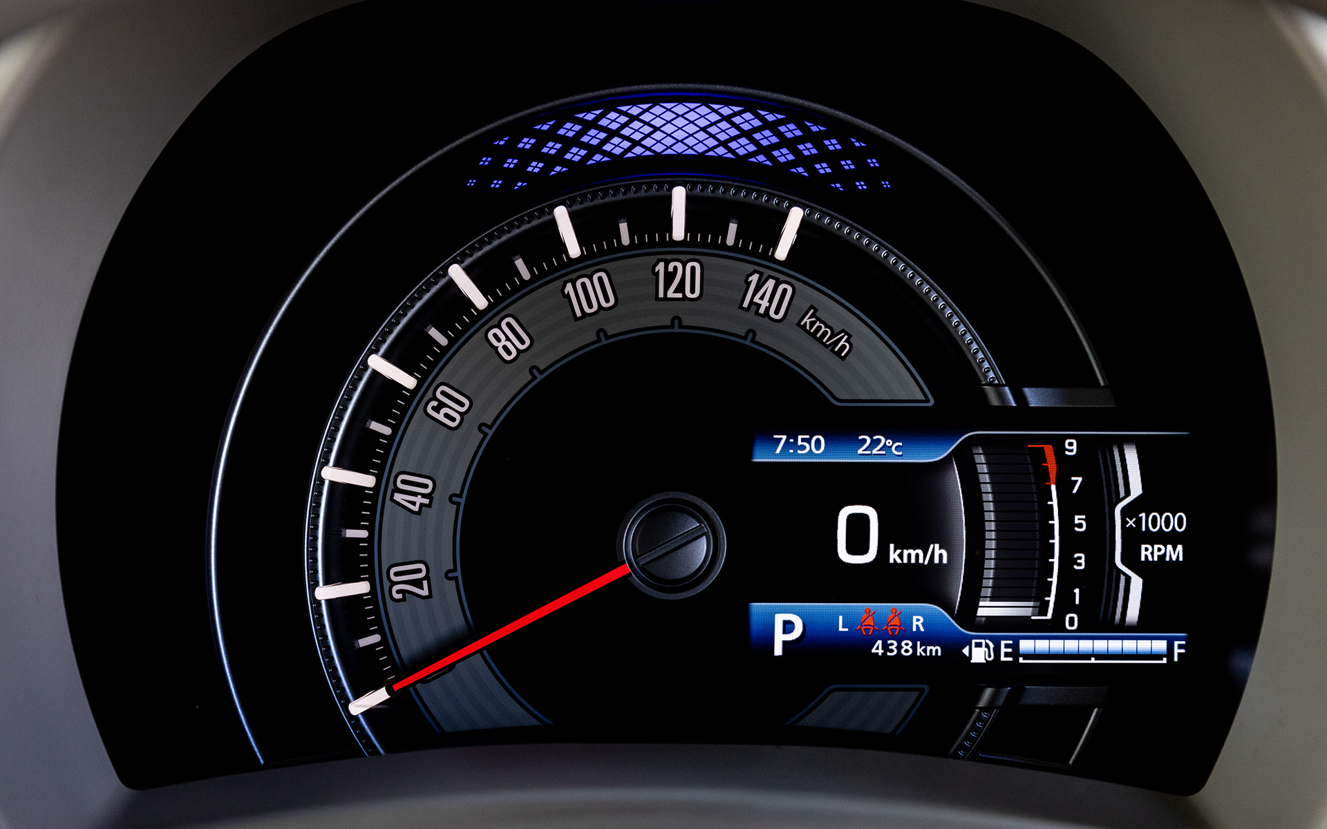 オプションのセーフティパッケージを選択すると、スピードメーター内のマルチインフォメーションディスプレイがカラー表示となる