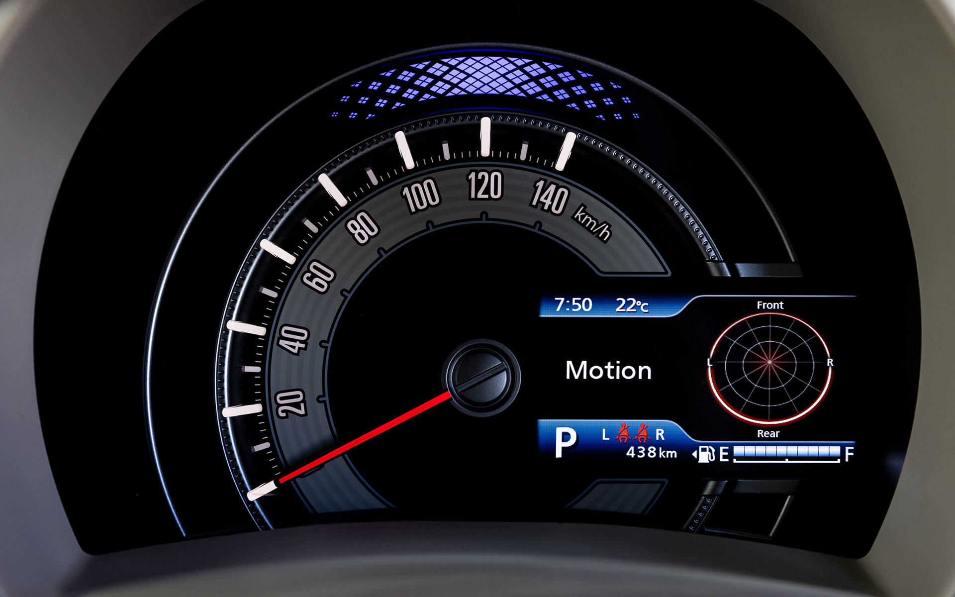 オプションのセーフティパッケージを選択すると、スピードメーター内のマルチインフォメーションディスプレイがカラー表示となる