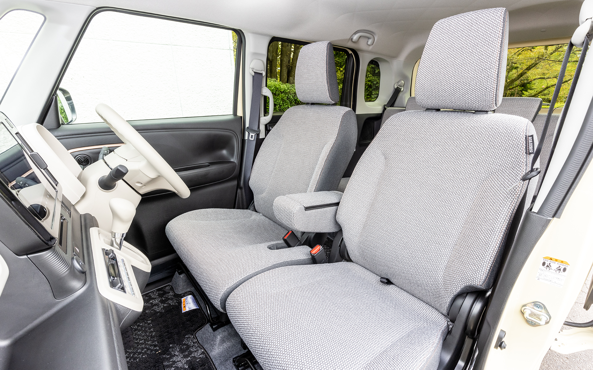 ライトグレーの明るいシート。「HYBRID S」「G」は落ち着いたダークグレー色となる。フロントシートは後ろ倒しができるほか、助手席側シートは前倒しも可能。リアシートは左右独立シートスライドやリクライニング機構も備える