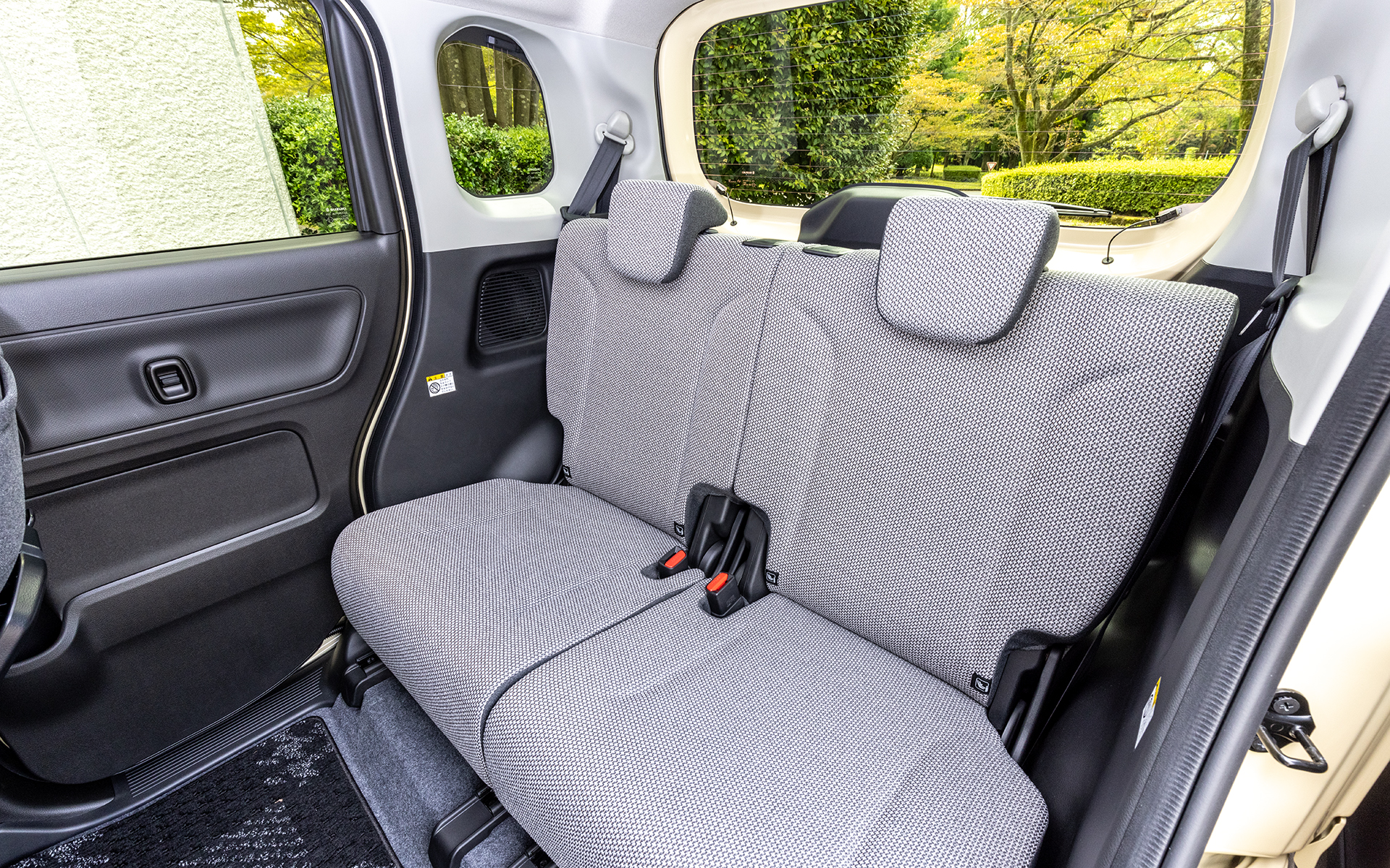 ライトグレーの明るいシート。「HYBRID S」「G」は落ち着いたダークグレー色となる。フロントシートは後ろ倒しができるほか、助手席側シートは前倒しも可能。リアシートは左右独立シートスライドやリクライニング機構も備える