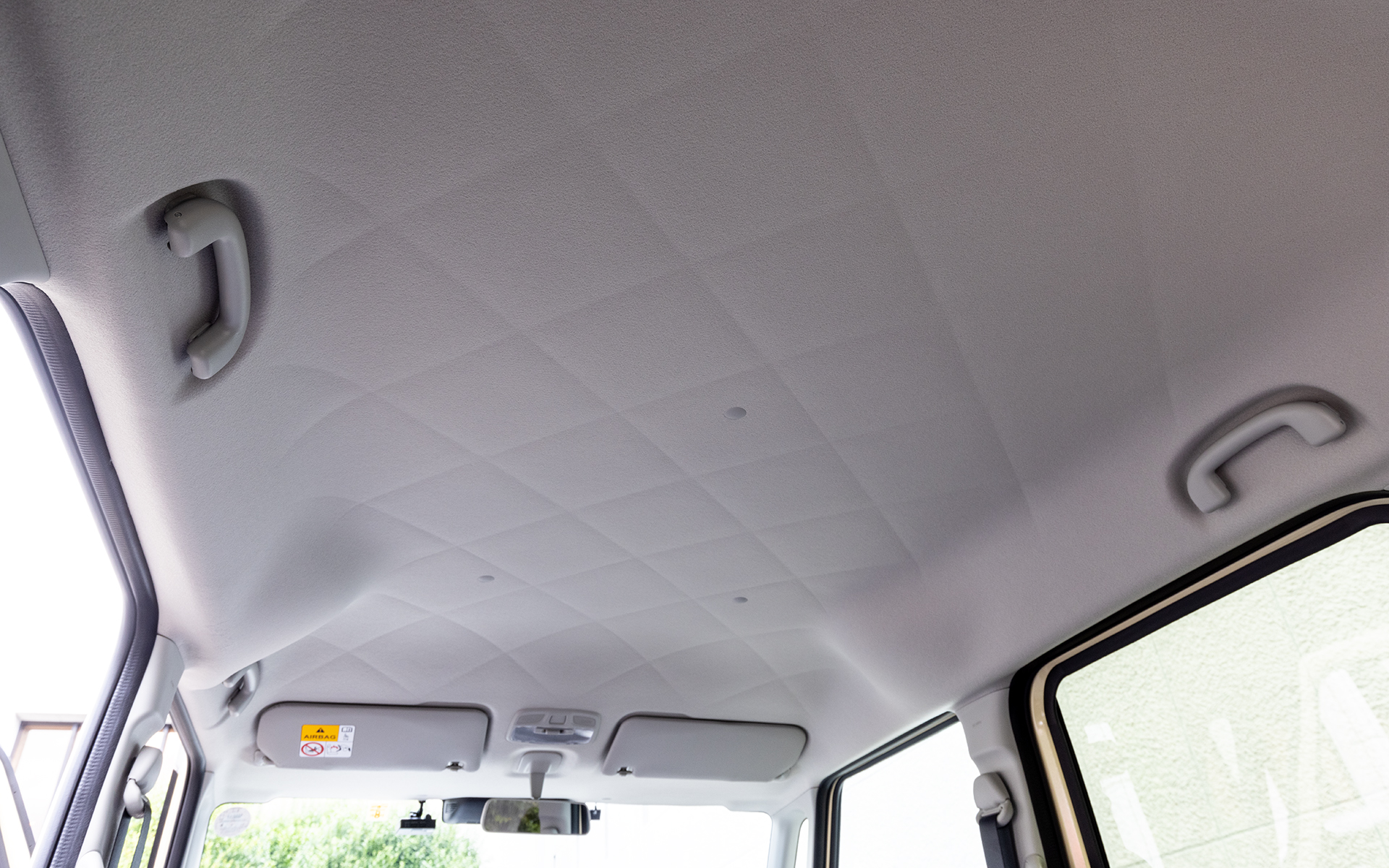 天井にはキルティングのようなひし形の模様が入る