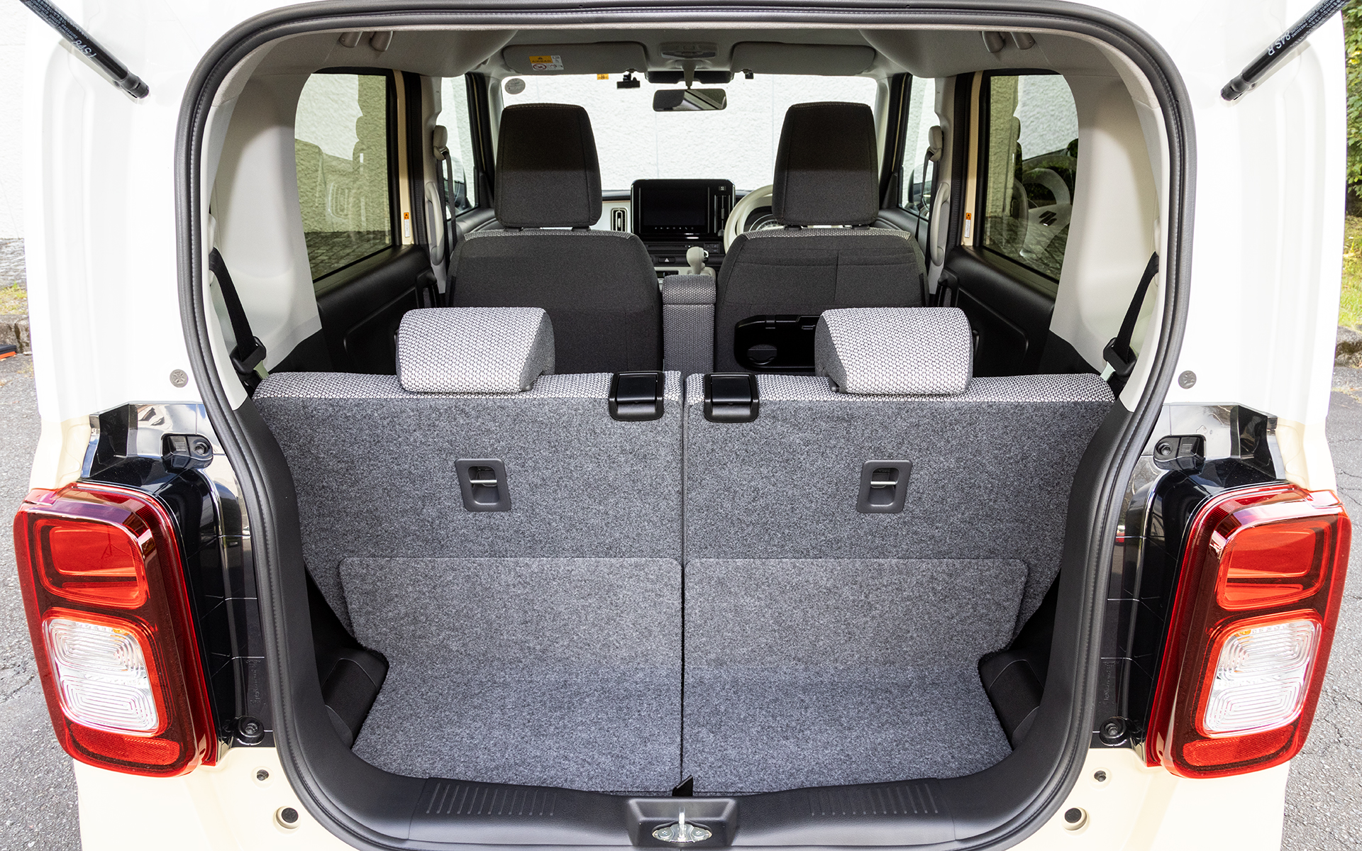 リアシートバックを倒すとほぼフラットに近いラゲッジが現れる。また、リアシートがスライドするため、荷物の量に応じてラゲッジの広さをアレンジできる。ラゲッジボード下にも収納を完備