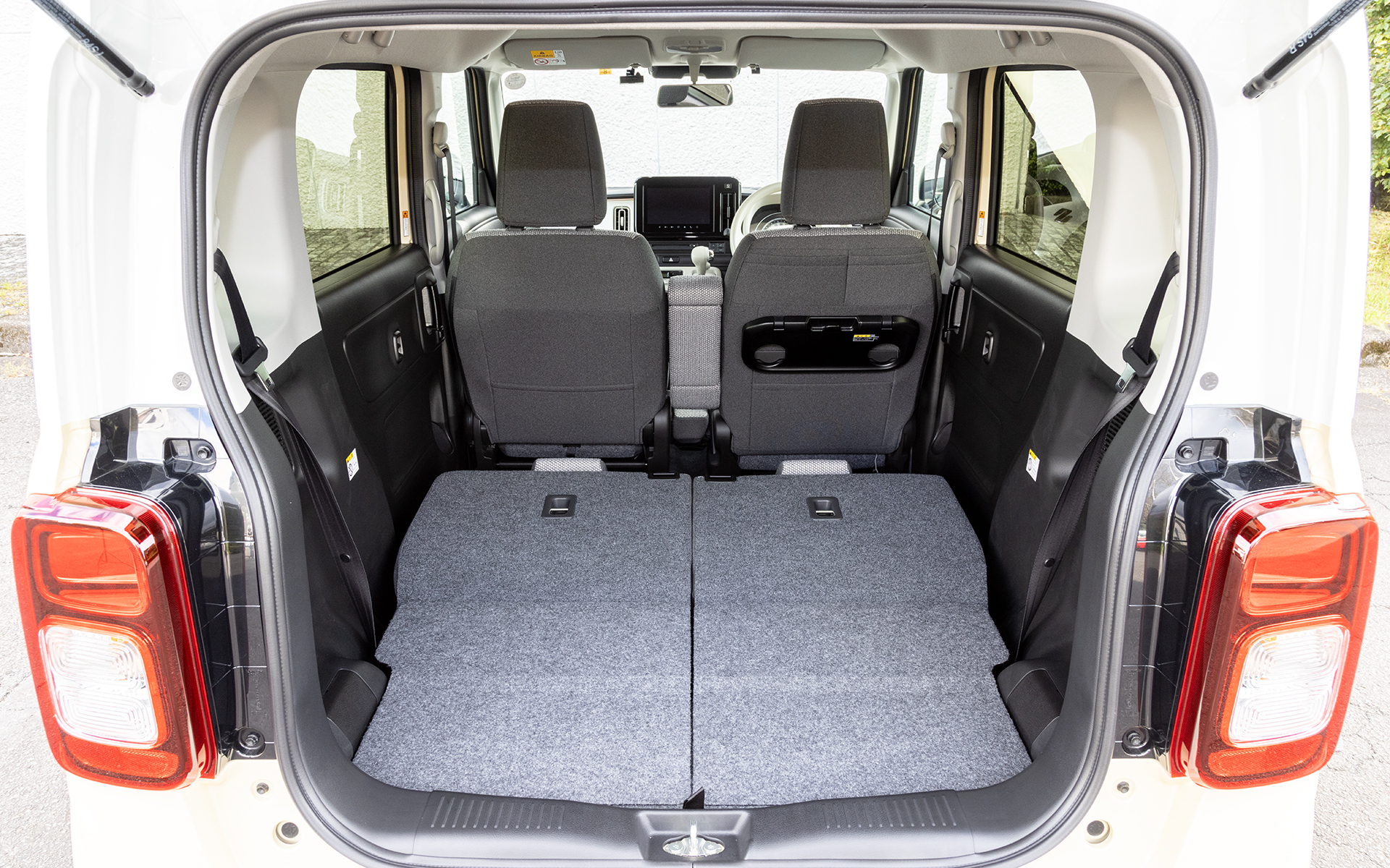 リアシートバックを倒すとほぼフラットに近いラゲッジが現れる。また、リアシートがスライドするため、荷物の量に応じてラゲッジの広さをアレンジできる。ラゲッジボード下にも収納を完備