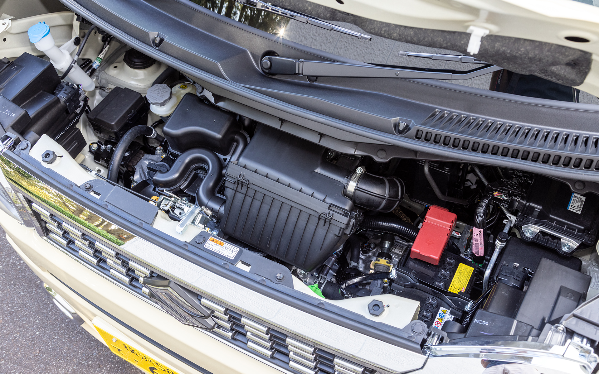 パワートレーンは最高出力36kW（49PS）/6500rpm、最大トルク58Nm（5.9kgfm）/5000rpmを発生する直列3気筒DOHC 0.66リッター「R06D」型を全車で搭載。マイルドハイブリッドモデルは、このエンジンに1.9kW（2.6PS）/1500rpm、最大トルク40Nm（4.1kgfm）/100rpmを発生する「WA04C」モーターを組み合わせる。マイルドハイブリッドモデルのWLTCモード燃費は23.6km/L～25.1km/L