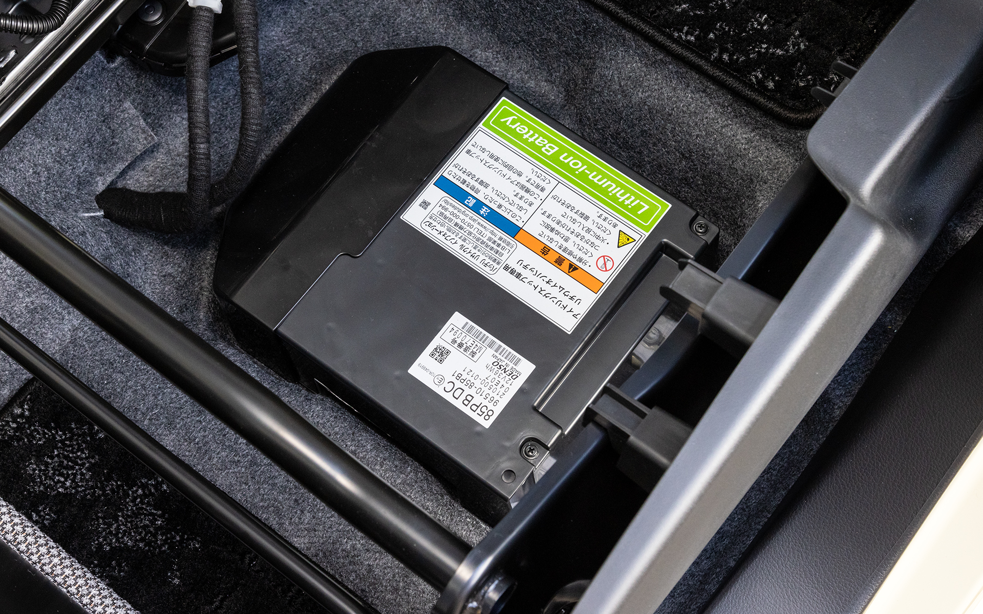 マイルドハイブリッドモデルは助手席のシートアンダーボックス下にリチウムイオン電池を搭載