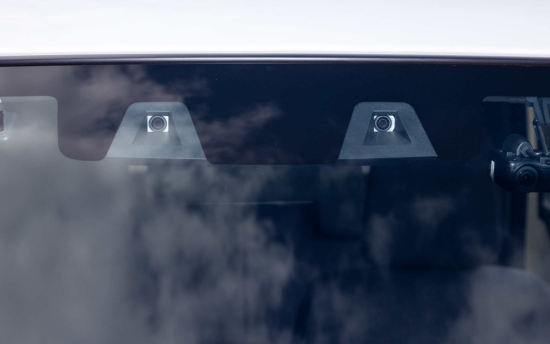 衝突被害軽減ブレーキのデュアルブレーキサポートや、誤発進抑制機能などの「スズキ セーフティ サポート」は全車標準装備