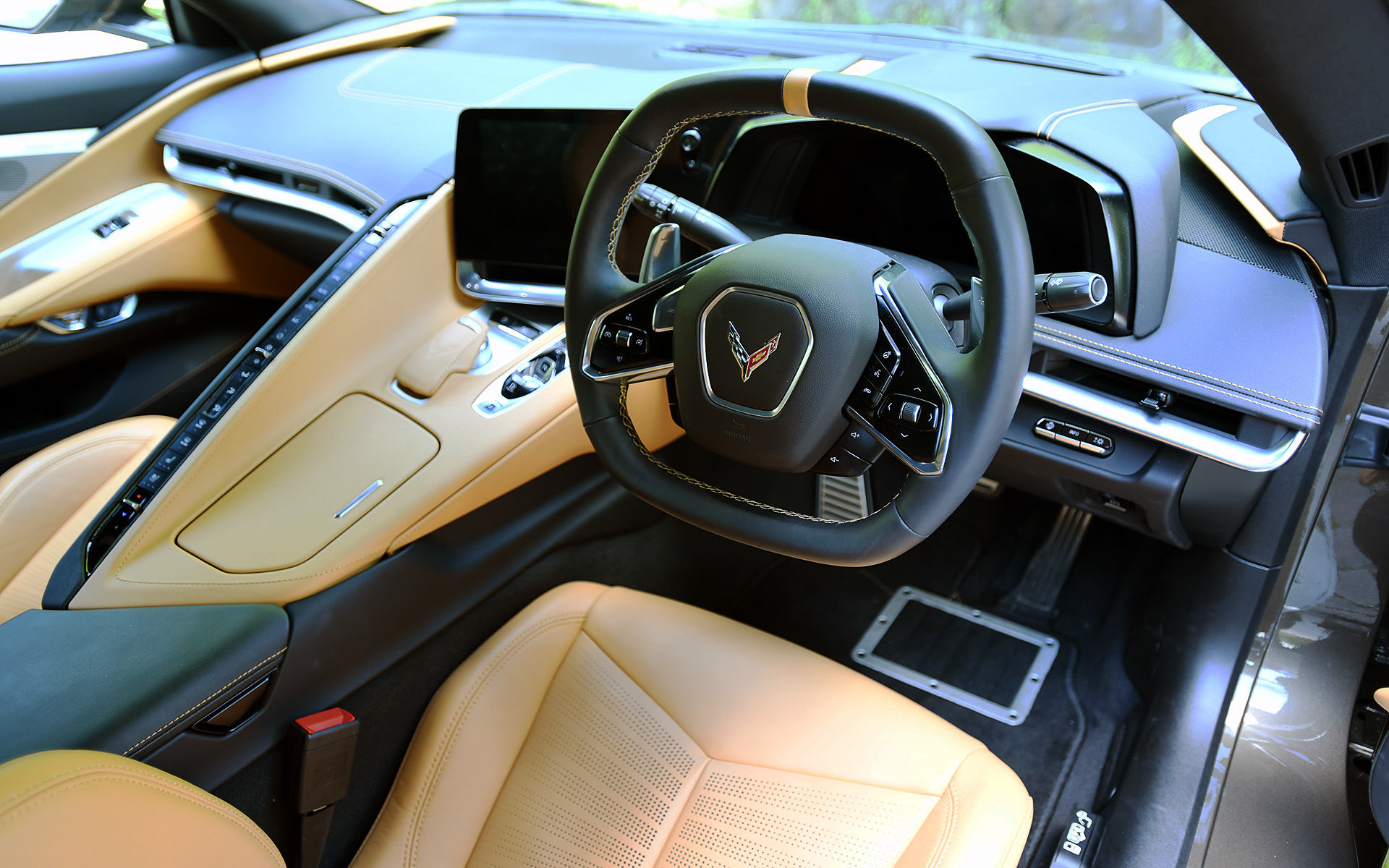 インテリアはドライバー中心のレイアウト。8インチタッチスクリーンパネルは日本仕様ではゼンリンデータコムと共同開発した完全通信車載ナビ「クラウドストリーミングナビ」が標準装備され、トンネルなどGPSが測位できない環境でも自律航法を可能とした。2LTはGT2バケットシート（パーフォレーテッドナパレザーインサート）を標準装備