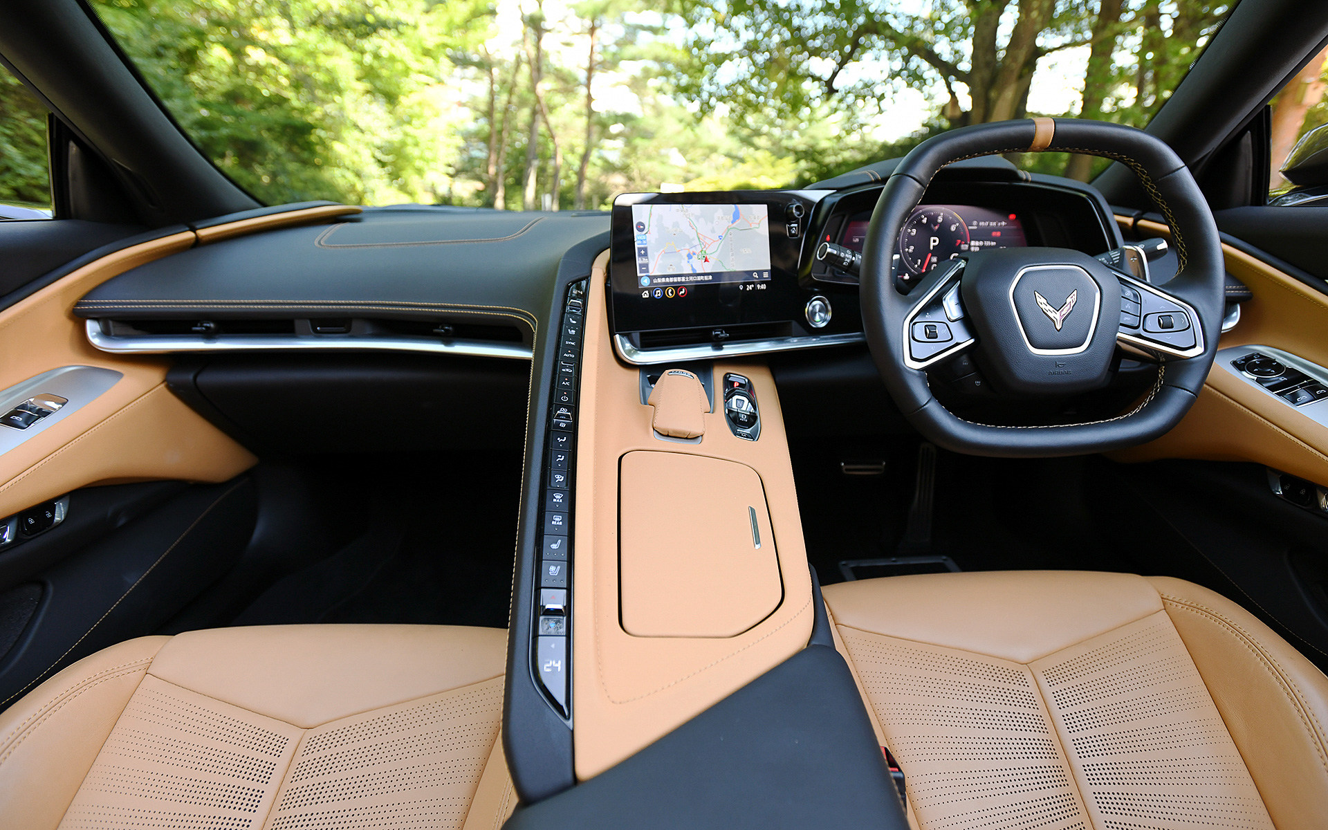 インテリアはドライバー中心のレイアウト。8インチタッチスクリーンパネルは日本仕様ではゼンリンデータコムと共同開発した完全通信車載ナビ「クラウドストリーミングナビ」が標準装備され、トンネルなどGPSが測位できない環境でも自律航法を可能とした。2LTはGT2バケットシート（パーフォレーテッドナパレザーインサート）を標準装備