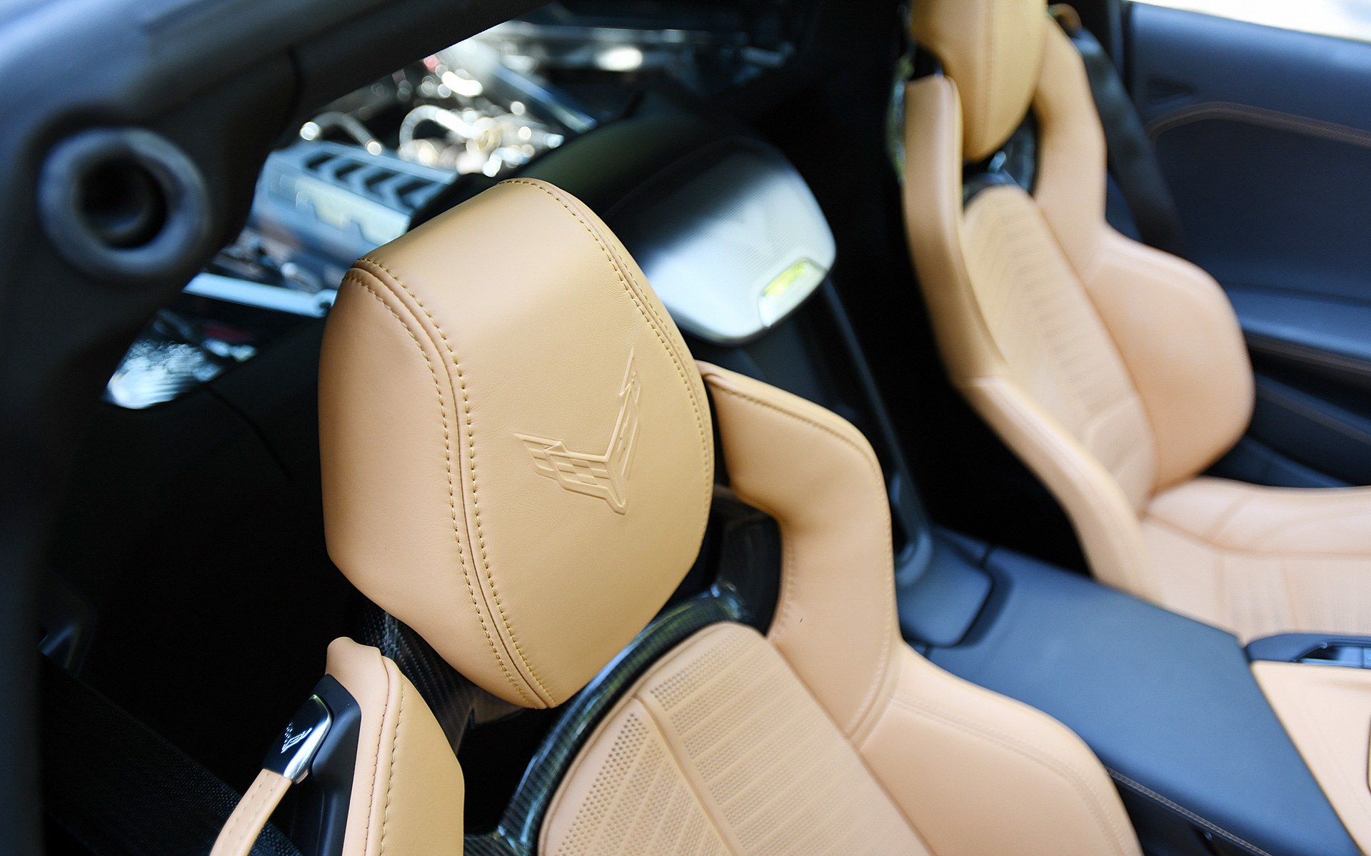 インテリアはドライバー中心のレイアウト。8インチタッチスクリーンパネルは日本仕様ではゼンリンデータコムと共同開発した完全通信車載ナビ「クラウドストリーミングナビ」が標準装備され、トンネルなどGPSが測位できない環境でも自律航法を可能とした。2LTはGT2バケットシート（パーフォレーテッドナパレザーインサート）を標準装備