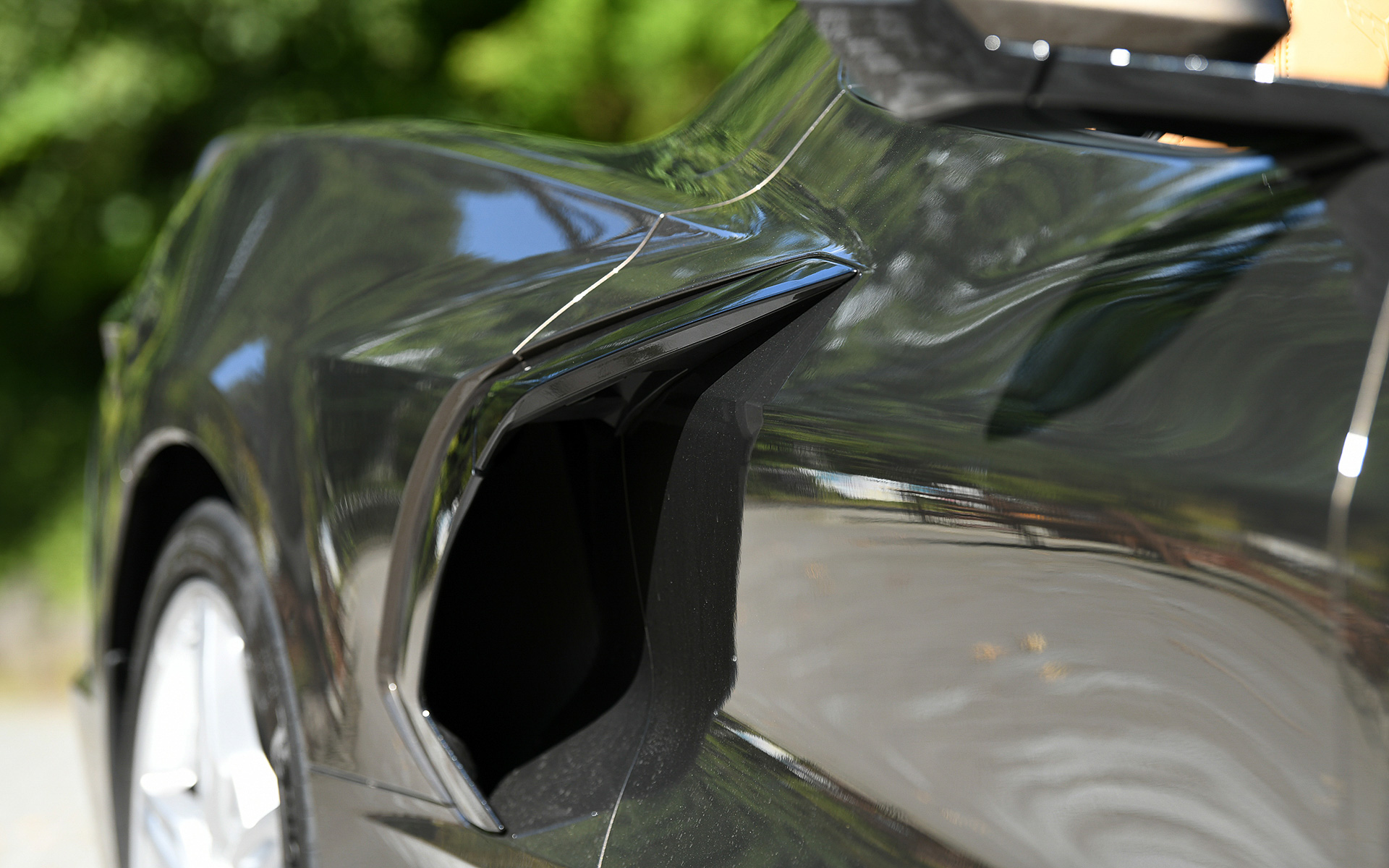 試乗モデルは2LTで、ボディサイズは4630×1940×1220mm（全長×全幅×全高）、ホイールベースは2725mm。初となるミッドシップの駆動レイアウトを採用するとともに、コルベットブランド初の右ハンドルを導入するのが大きなトピックとなっている。2LTの足下は5スポークのブライトシルバーペインテッドアルミホイールにランフラットのミシュラン「Pilot Sport 4S ZP」（フロント：P245/35ZR19、リア：P305/30ZR20）の組み合わせ