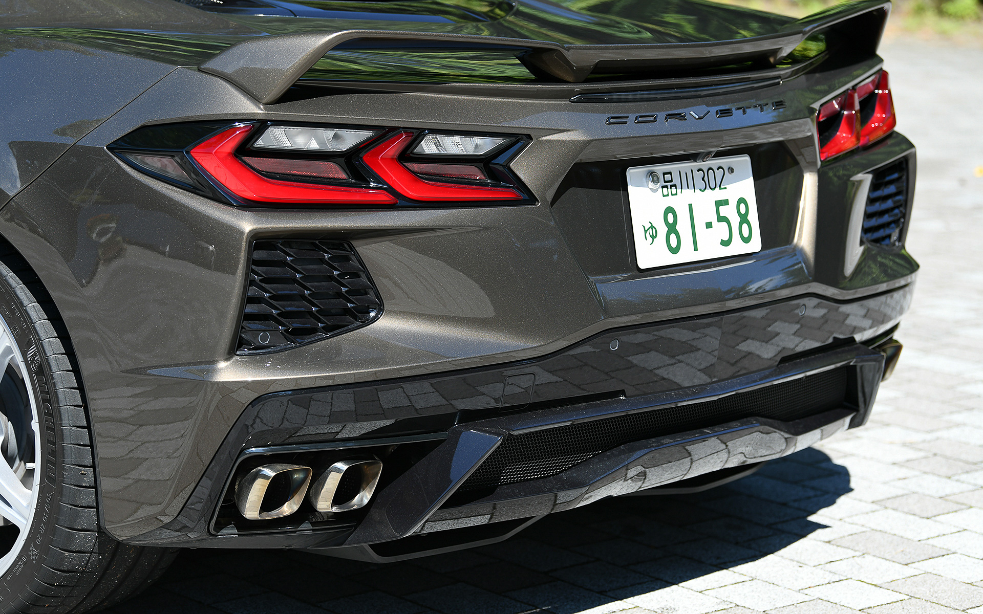 試乗モデルは2LTで、ボディサイズは4630×1940×1220mm（全長×全幅×全高）、ホイールベースは2725mm。初となるミッドシップの駆動レイアウトを採用するとともに、コルベットブランド初の右ハンドルを導入するのが大きなトピックとなっている。2LTの足下は5スポークのブライトシルバーペインテッドアルミホイールにランフラットのミシュラン「Pilot Sport 4S ZP」（フロント：P245/35ZR19、リア：P305/30ZR20）の組み合わせ