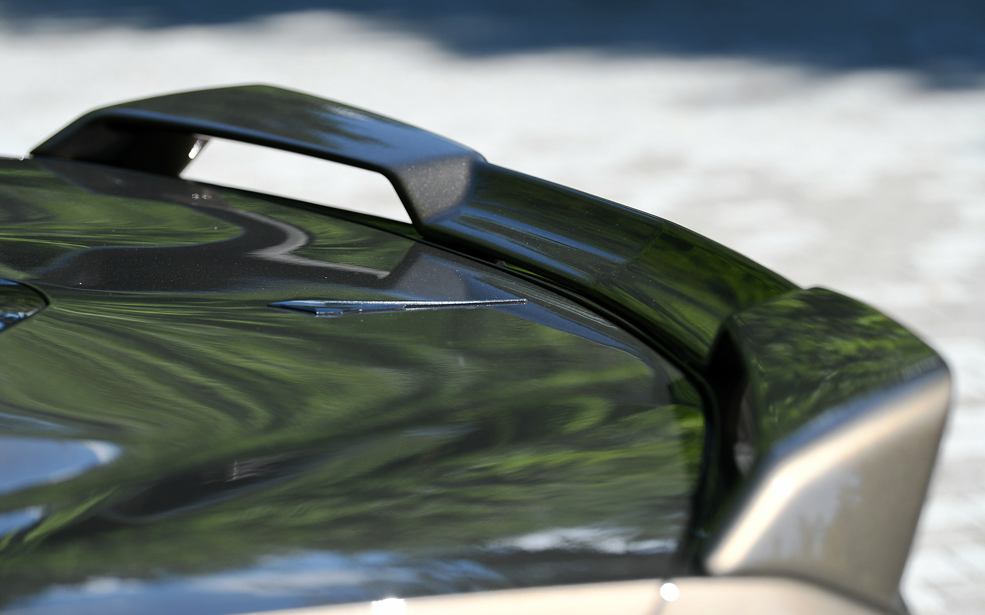 試乗モデルは2LTで、ボディサイズは4630×1940×1220mm（全長×全幅×全高）、ホイールベースは2725mm。初となるミッドシップの駆動レイアウトを採用するとともに、コルベットブランド初の右ハンドルを導入するのが大きなトピックとなっている。2LTの足下は5スポークのブライトシルバーペインテッドアルミホイールにランフラットのミシュラン「Pilot Sport 4S ZP」（フロント：P245/35ZR19、リア：P305/30ZR20）の組み合わせ