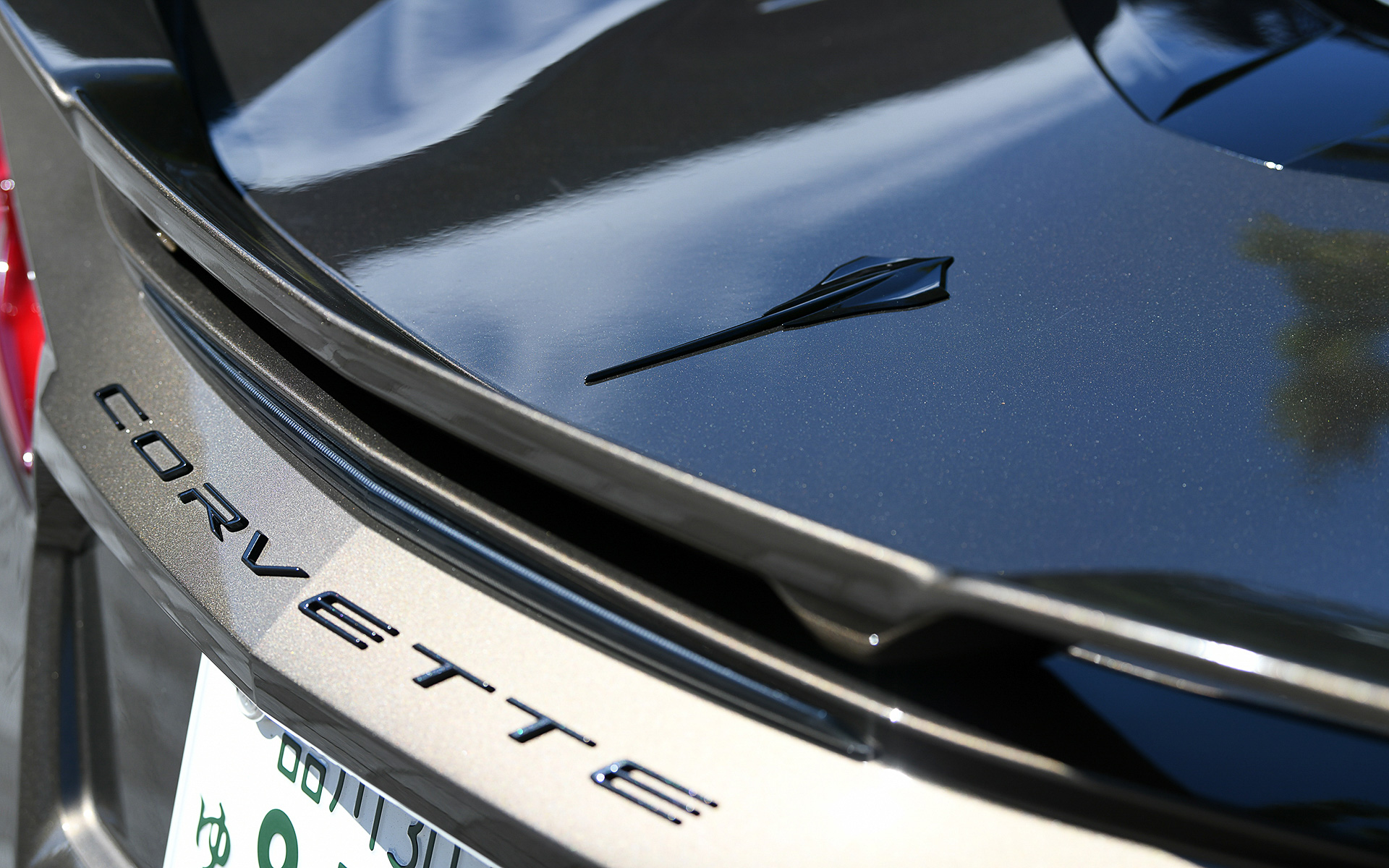 試乗モデルは2LTで、ボディサイズは4630×1940×1220mm（全長×全幅×全高）、ホイールベースは2725mm。初となるミッドシップの駆動レイアウトを採用するとともに、コルベットブランド初の右ハンドルを導入するのが大きなトピックとなっている。2LTの足下は5スポークのブライトシルバーペインテッドアルミホイールにランフラットのミシュラン「Pilot Sport 4S ZP」（フロント：P245/35ZR19、リア：P305/30ZR20）の組み合わせ