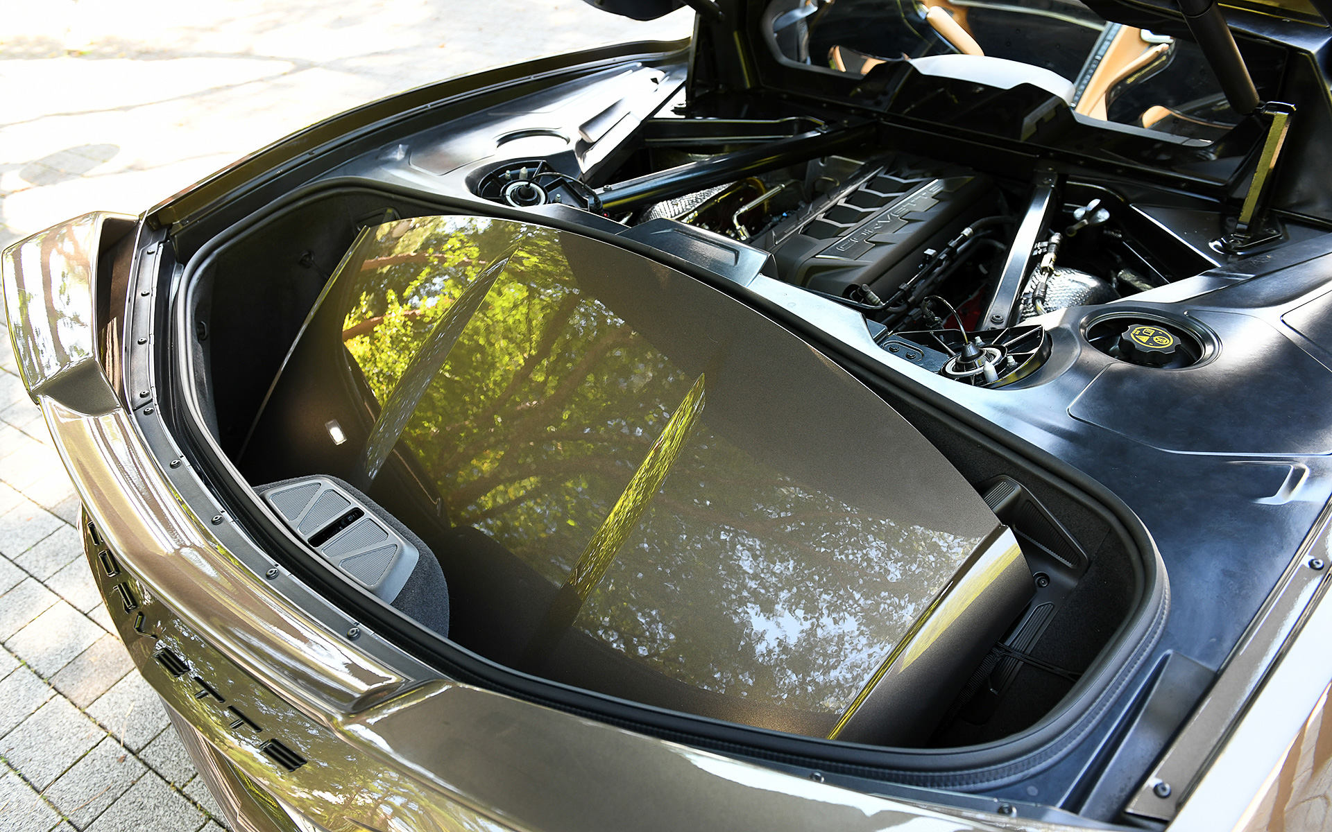 エンジンルームの後方に着脱可能なルーフパネルを収めるためのスペースを用意