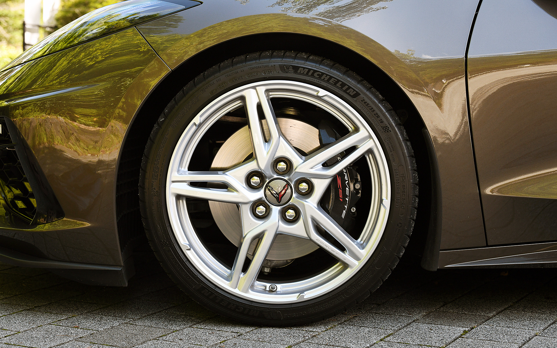 試乗モデルは2LTで、ボディサイズは4630×1940×1220mm（全長×全幅×全高）、ホイールベースは2725mm。初となるミッドシップの駆動レイアウトを採用するとともに、コルベットブランド初の右ハンドルを導入するのが大きなトピックとなっている。2LTの足下は5スポークのブライトシルバーペインテッドアルミホイールにランフラットのミシュラン「Pilot Sport 4S ZP」（フロント：P245/35ZR19、リア：P305/30ZR20）の組み合わせ