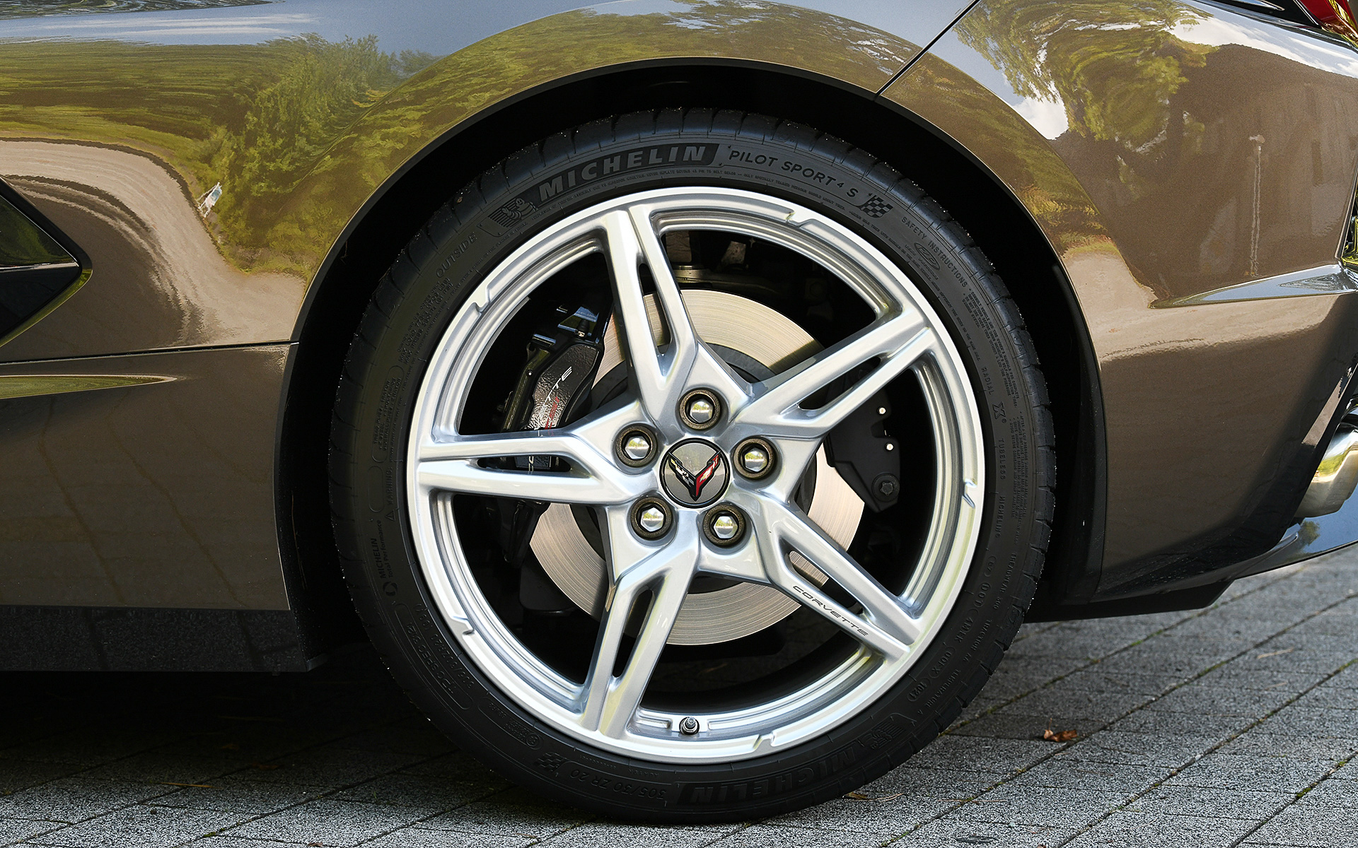 試乗モデルは2LTで、ボディサイズは4630×1940×1220mm（全長×全幅×全高）、ホイールベースは2725mm。初となるミッドシップの駆動レイアウトを採用するとともに、コルベットブランド初の右ハンドルを導入するのが大きなトピックとなっている。2LTの足下は5スポークのブライトシルバーペインテッドアルミホイールにランフラットのミシュラン「Pilot Sport 4S ZP」（フロント：P245/35ZR19、リア：P305/30ZR20）の組み合わせ