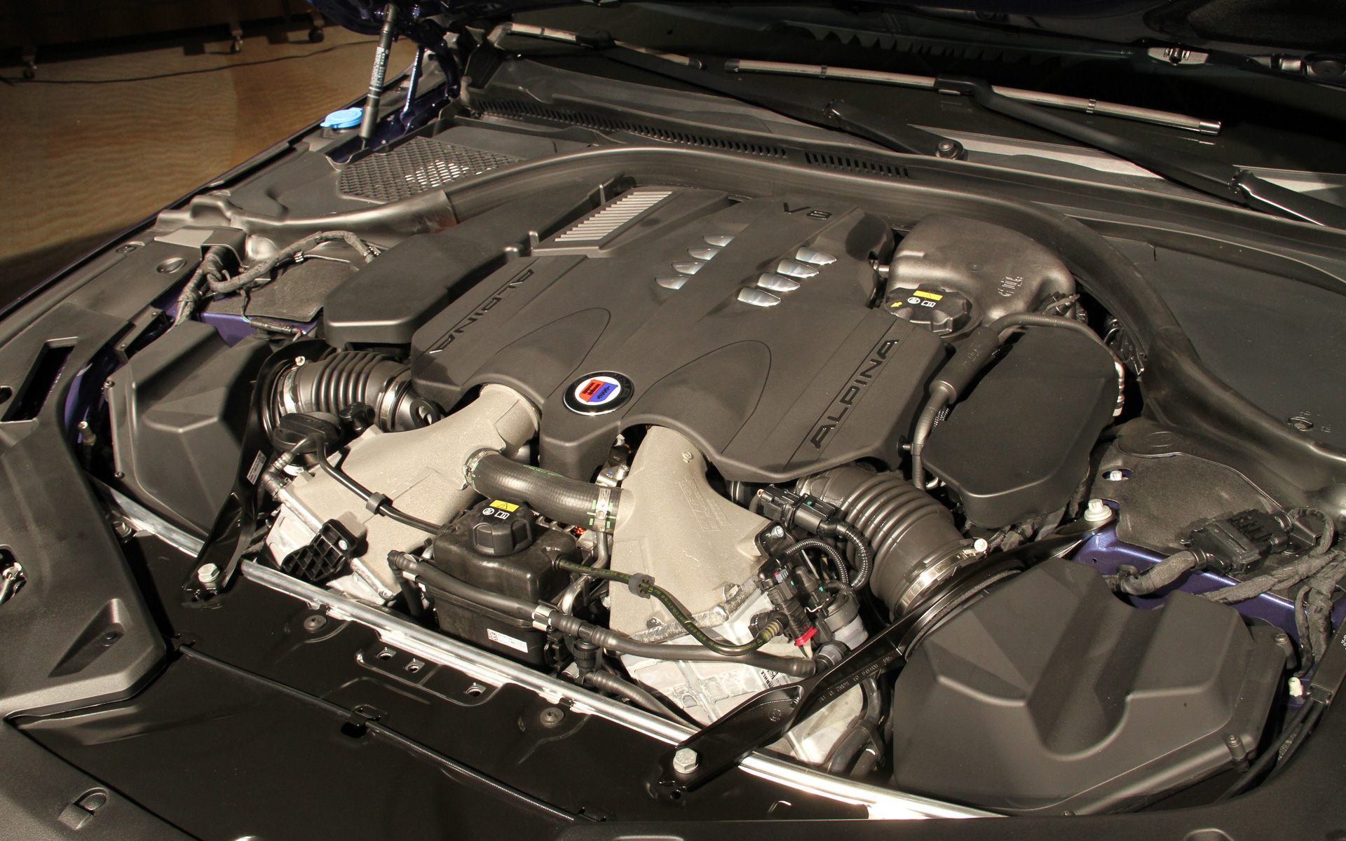 V型8気筒4.4リッターターボエンジンは最高出力457kW（621PS）/5500-6500rpm、最大トルク800Nm（81.6kgfm）/2000-5000rpmを発生