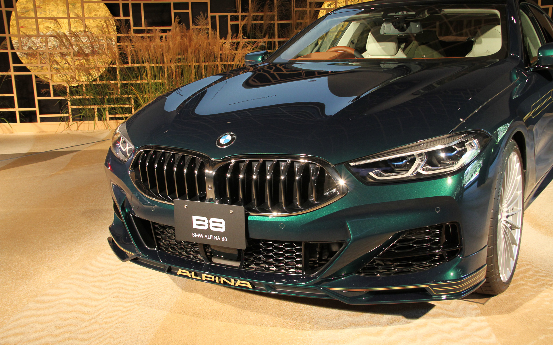 ボディサイズは5090×1930×1430mm（全長×全幅×全高）、ホイールベースは3025mm。足下はピレリと共同開発した専用タイヤ（P ZERO）を採用するとともに、21インチホイールを標準装備