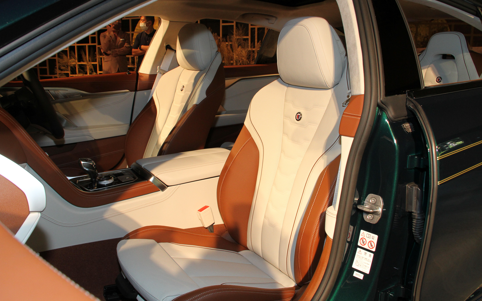 インテリアではレーザー刻印でアルピナ・エンブレムをあしらったクリスタル仕様のiDriveコントローラー、イルミネーション付きドアシルプレート、ウォールナットのインテリアトリムなどを採用