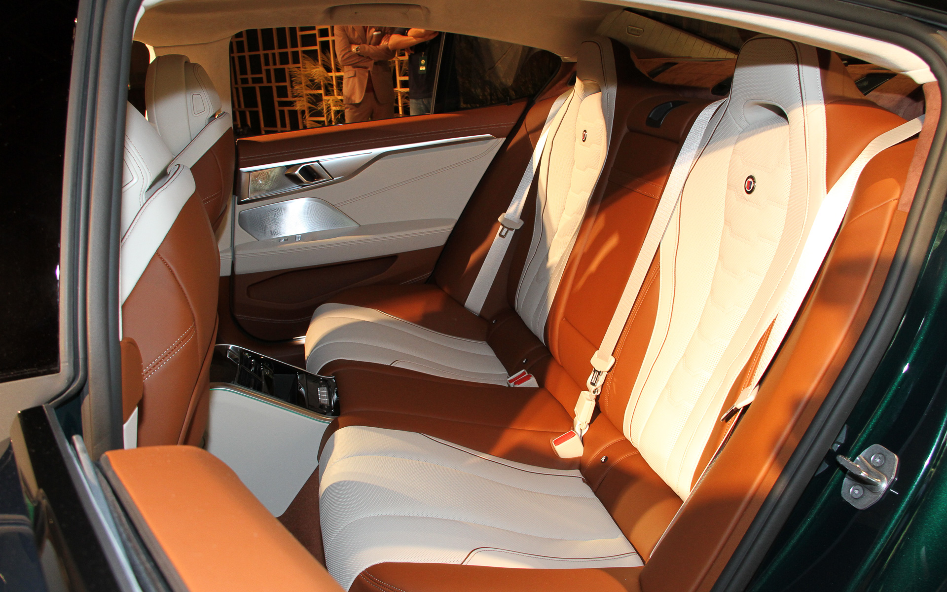 インテリアではレーザー刻印でアルピナ・エンブレムをあしらったクリスタル仕様のiDriveコントローラー、イルミネーション付きドアシルプレート、ウォールナットのインテリアトリムなどを採用