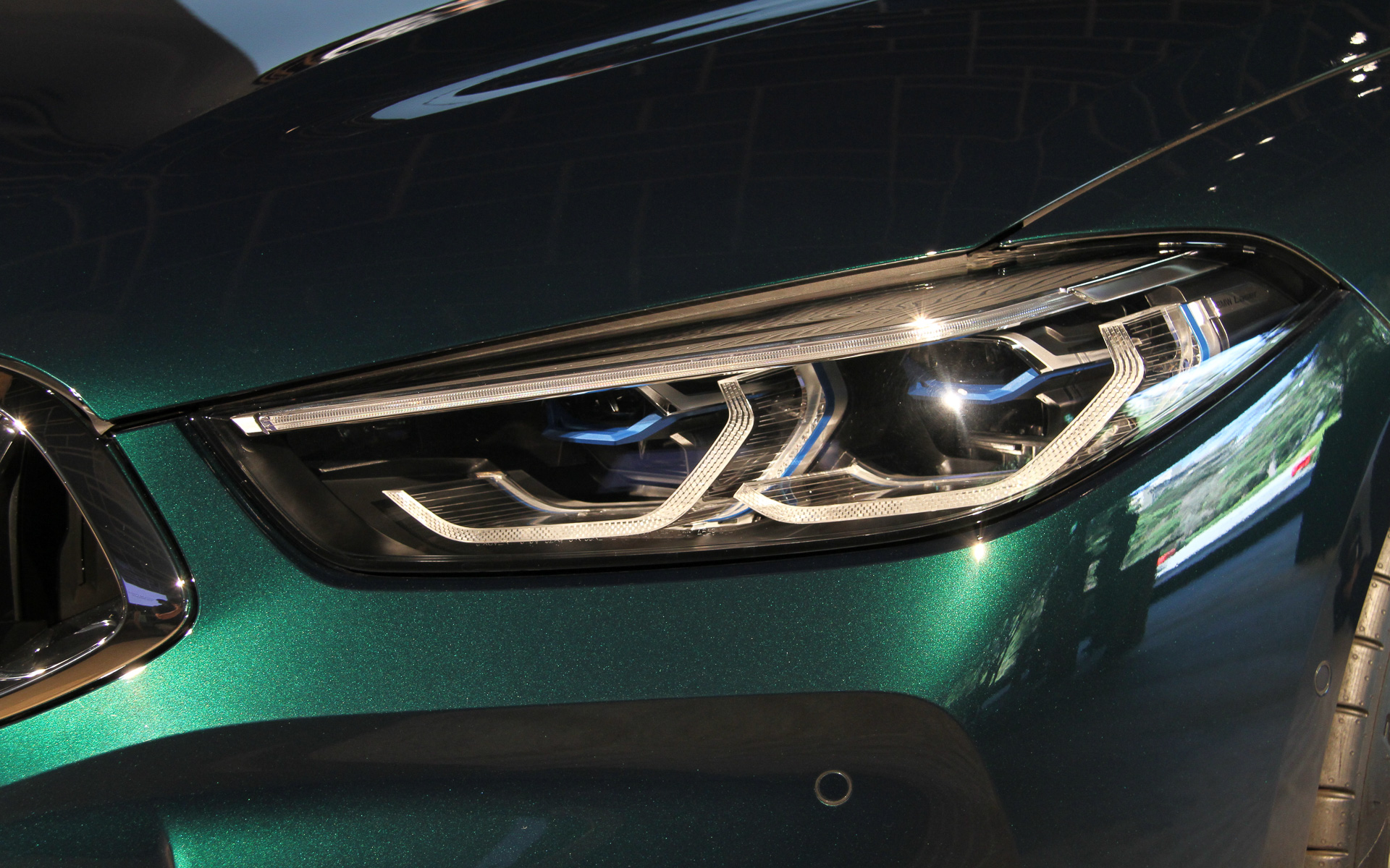 ボディサイズは5090×1930×1430mm（全長×全幅×全高）、ホイールベースは3025mm。足下はピレリと共同開発した専用タイヤ（P ZERO）を採用するとともに、21インチホイールを標準装備