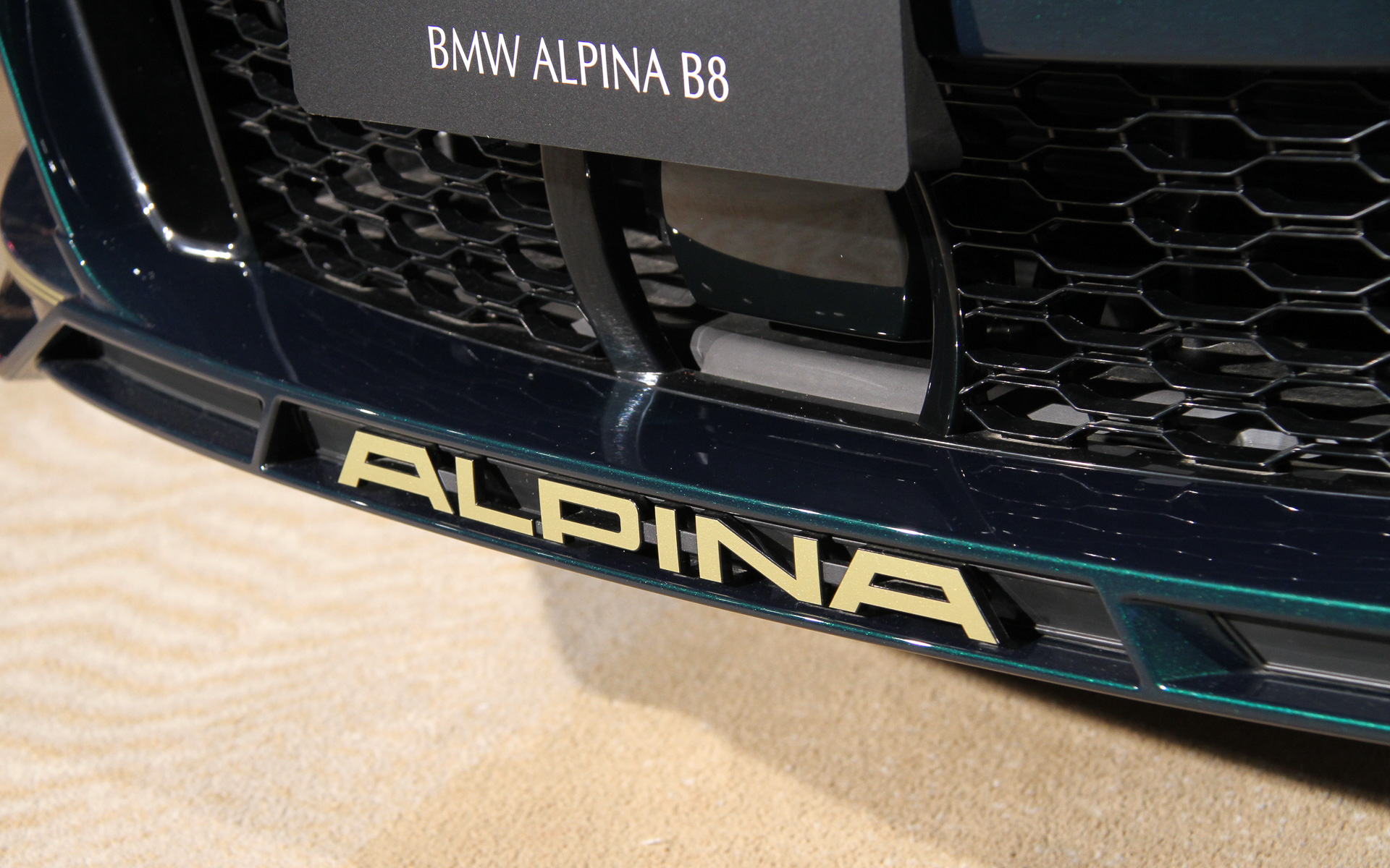 ボディサイズは5090×1930×1430mm（全長×全幅×全高）、ホイールベースは3025mm。足下はピレリと共同開発した専用タイヤ（P ZERO）を採用するとともに、21インチホイールを標準装備