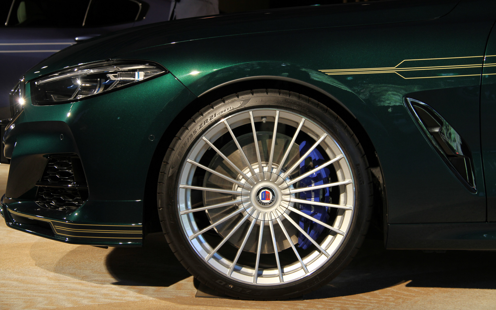 ボディサイズは5090×1930×1430mm（全長×全幅×全高）、ホイールベースは3025mm。足下はピレリと共同開発した専用タイヤ（P ZERO）を採用するとともに、21インチホイールを標準装備