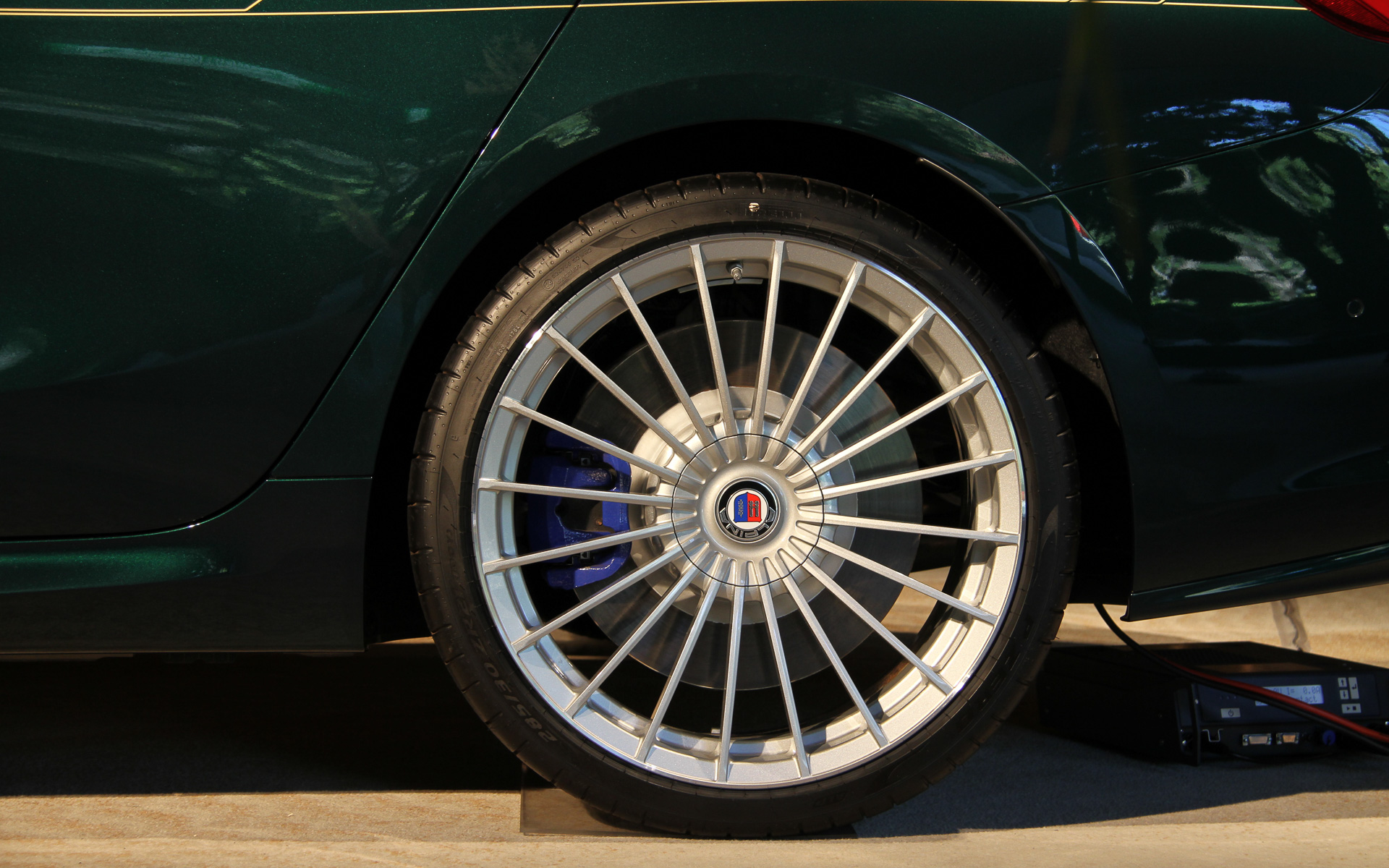 ボディサイズは5090×1930×1430mm（全長×全幅×全高）、ホイールベースは3025mm。足下はピレリと共同開発した専用タイヤ（P ZERO）を採用するとともに、21インチホイールを標準装備