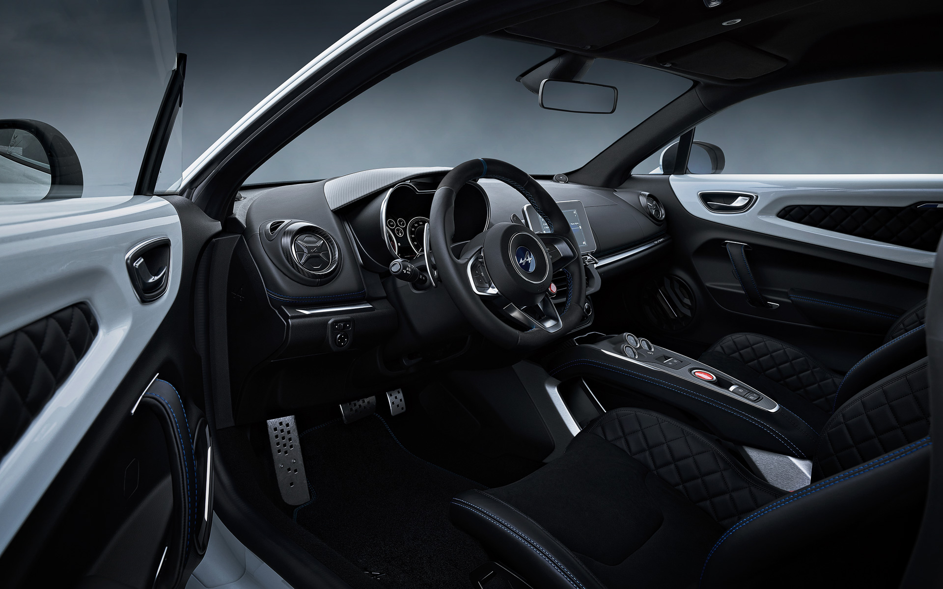 トリコロールエンブレム付ドアトリム、ブルーステッチインテリア、ブルーステアリングセンタートリム、カーナビゲーション（パイオニア製）を専用装備