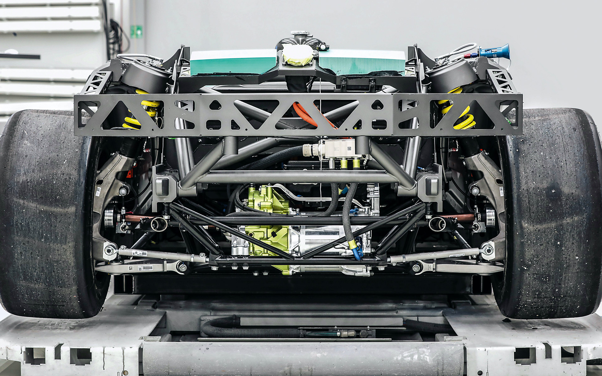 中央部に電気モーターを配置しているミッションRのリアまわり