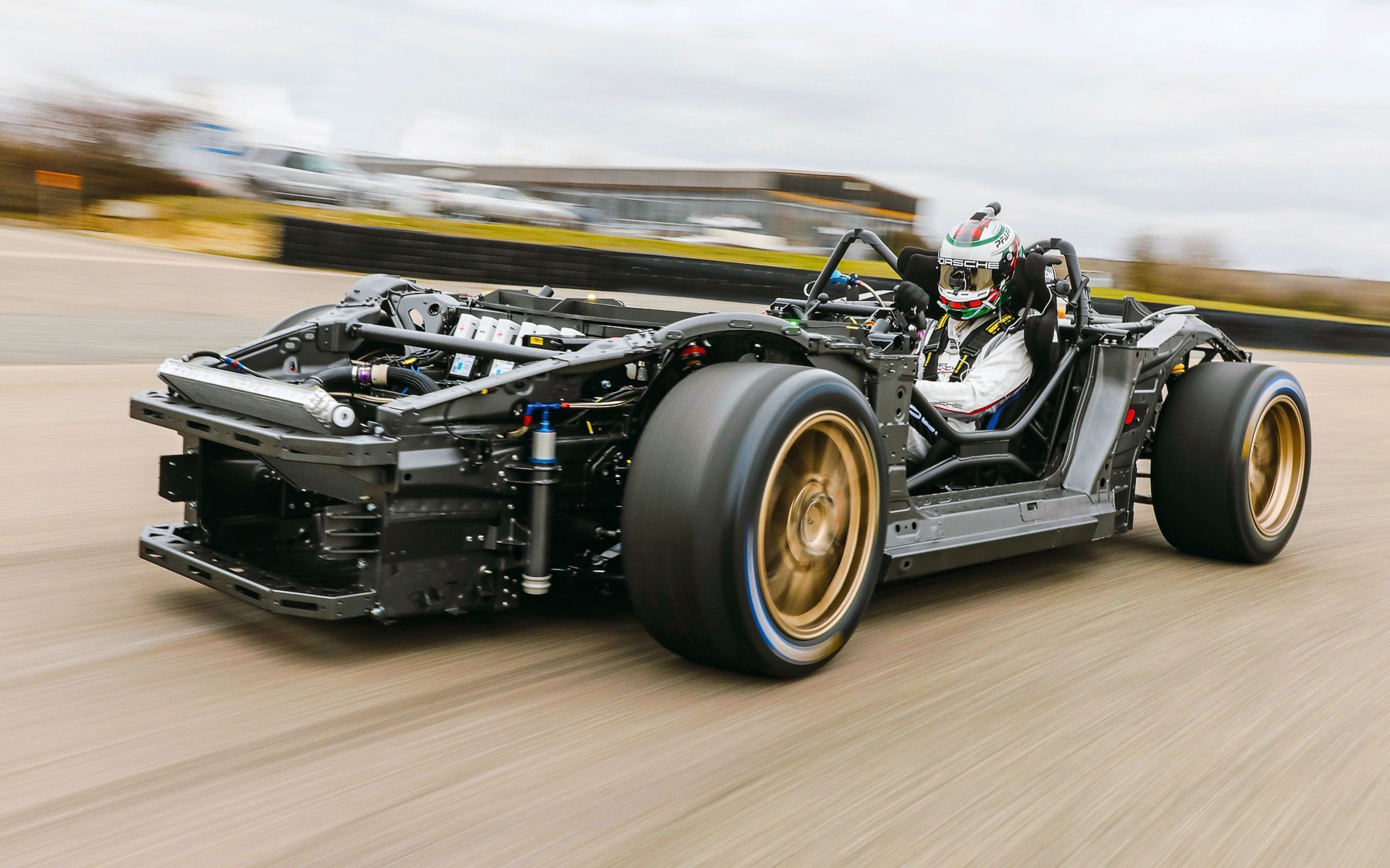 開発中にテスト走行するミッションR