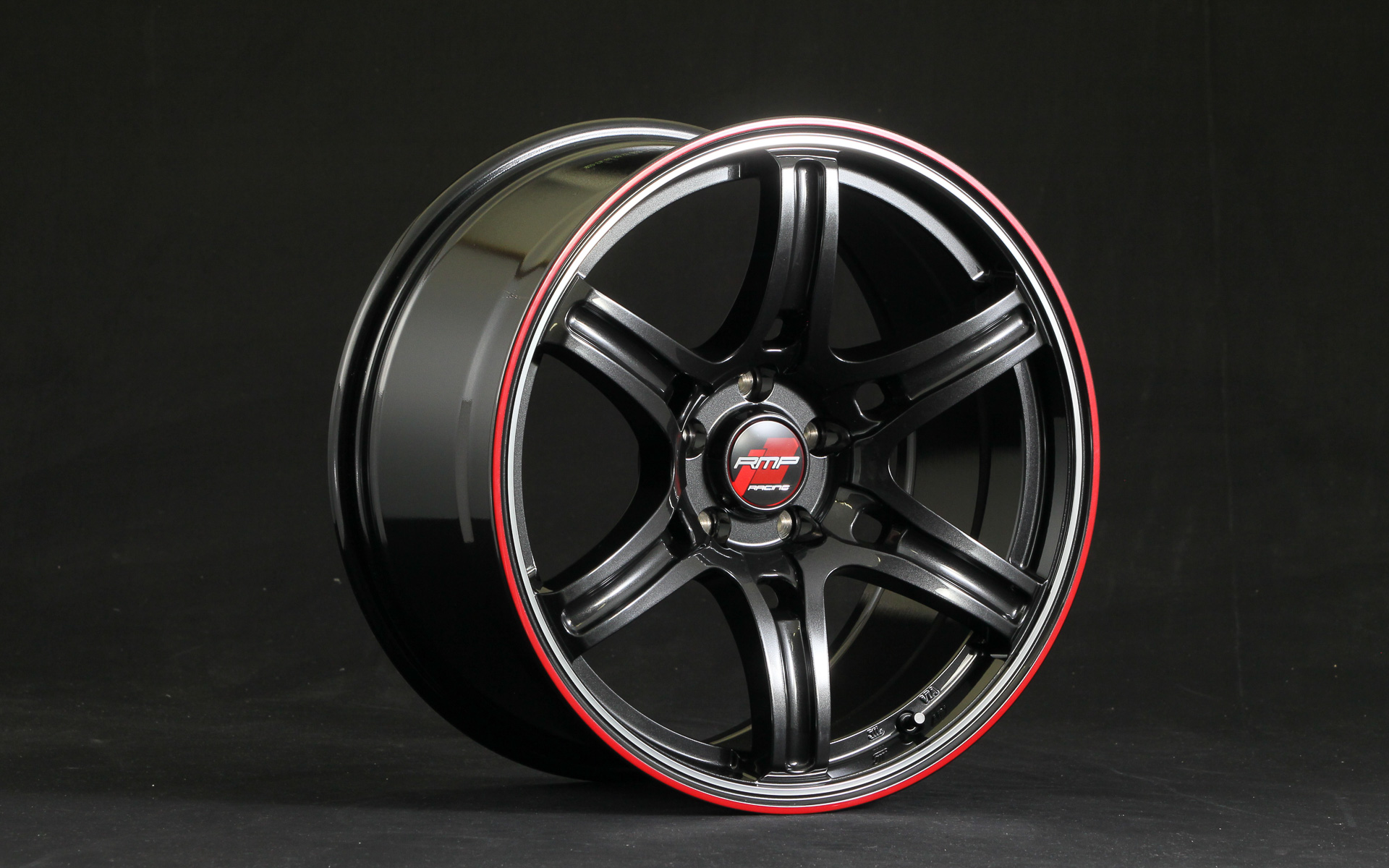 こちらはクリスタルブラック/デュアルポリッシュ/レッド＆クリアカラー。サイズは15×5J 45～18×9.5J 22。価格は3万1000円～4万9000円（税別）