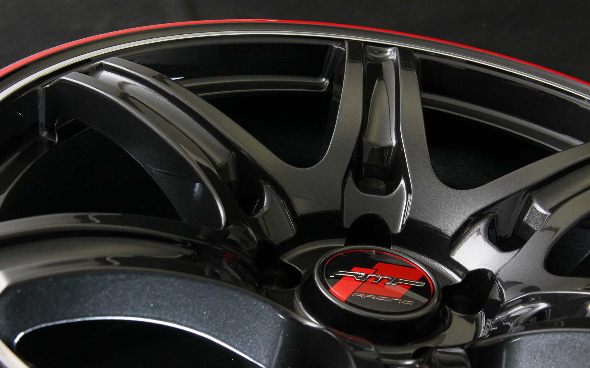 シェイプアップホールと呼ぶ大胆な肉抜き加工を施す。これも強度解析のシミュレーション技術があるから成立したデザイン