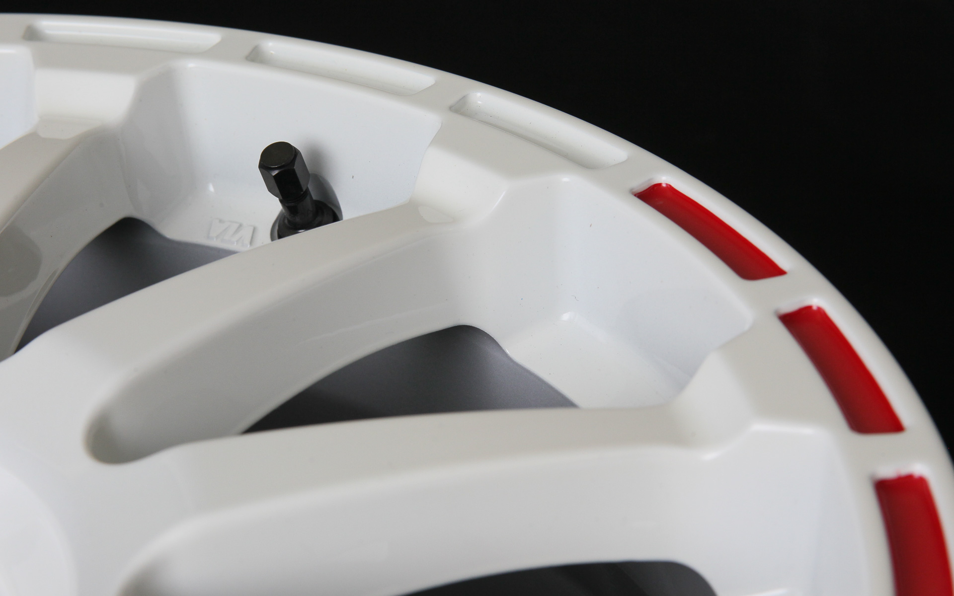 開発当初に行なった強度解析では、スポークの付け根付近の強度が飛び抜けて強くなりすぎたため、リム部の形状変更を行なってホイール全体で強度のバランスを取り直したという