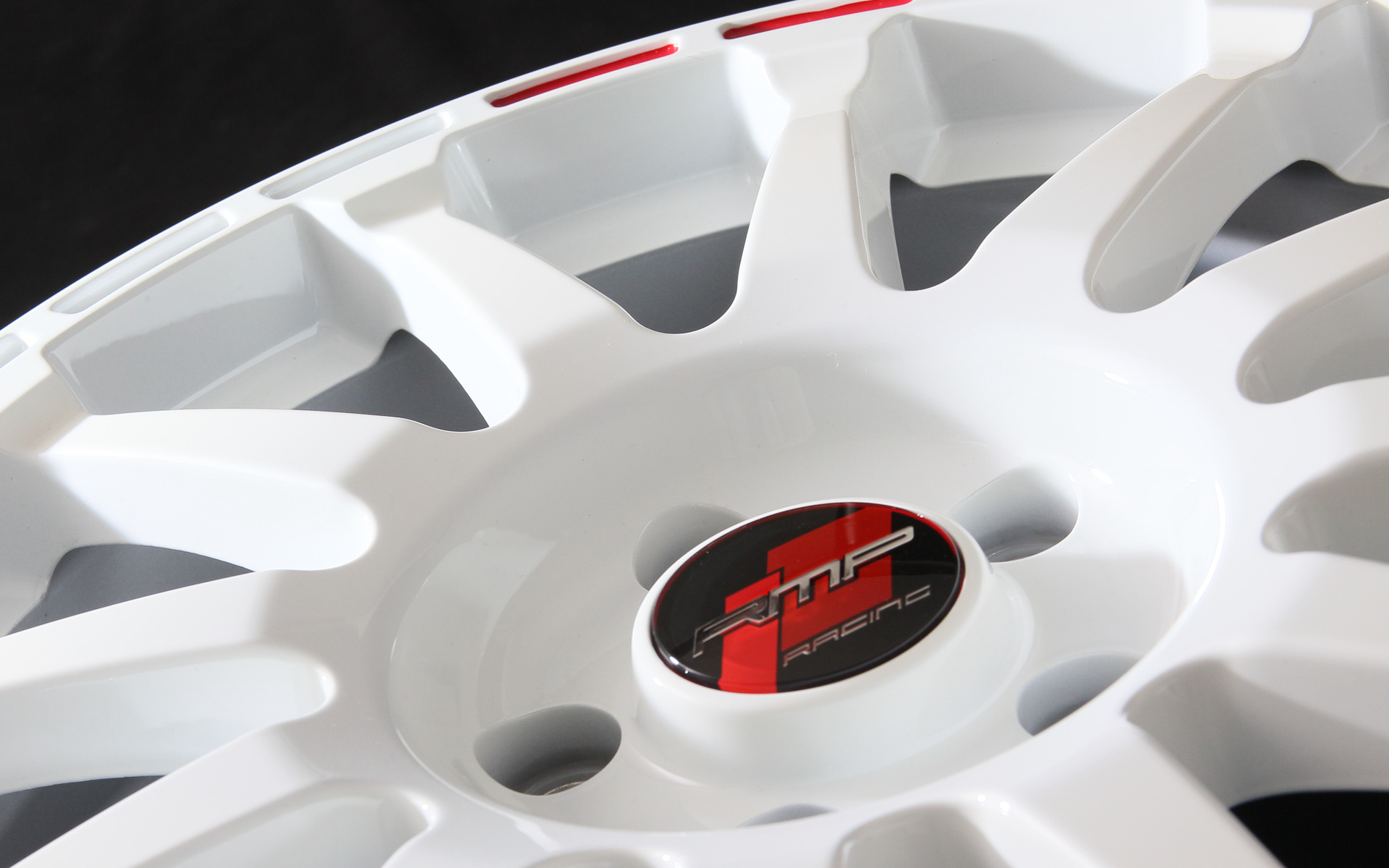 一見シンプルな造型に見えるが、センター部分のスポーク間の削り込みや、リム接合部の造型など曲線をさりげなく取り入れているのが分かる