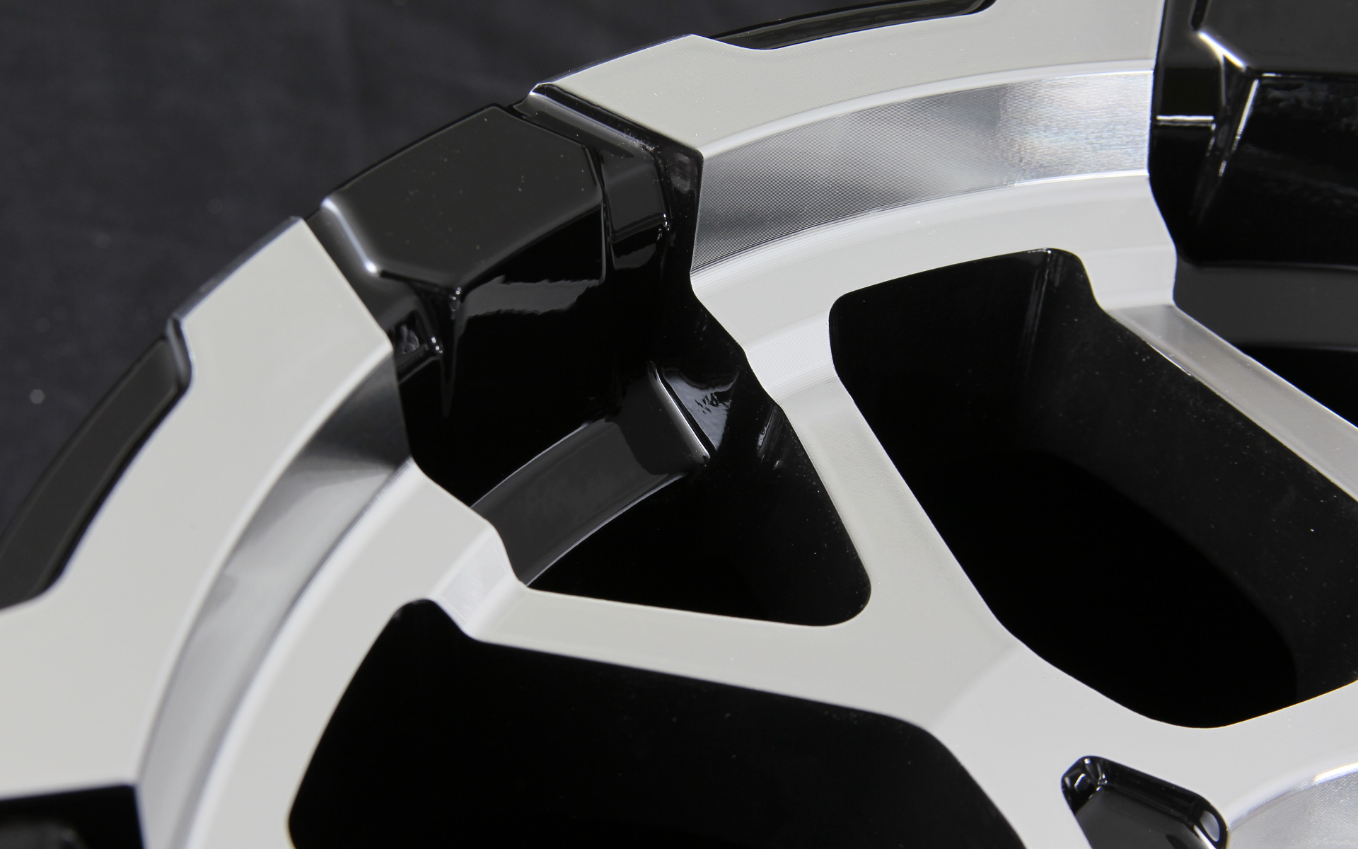 特徴的なリム部。スポークが覆い被さるようで見るからに「タフ」といったデザインであると同時に、ミラーカット仕上げでは華やかな感じも醸し出している