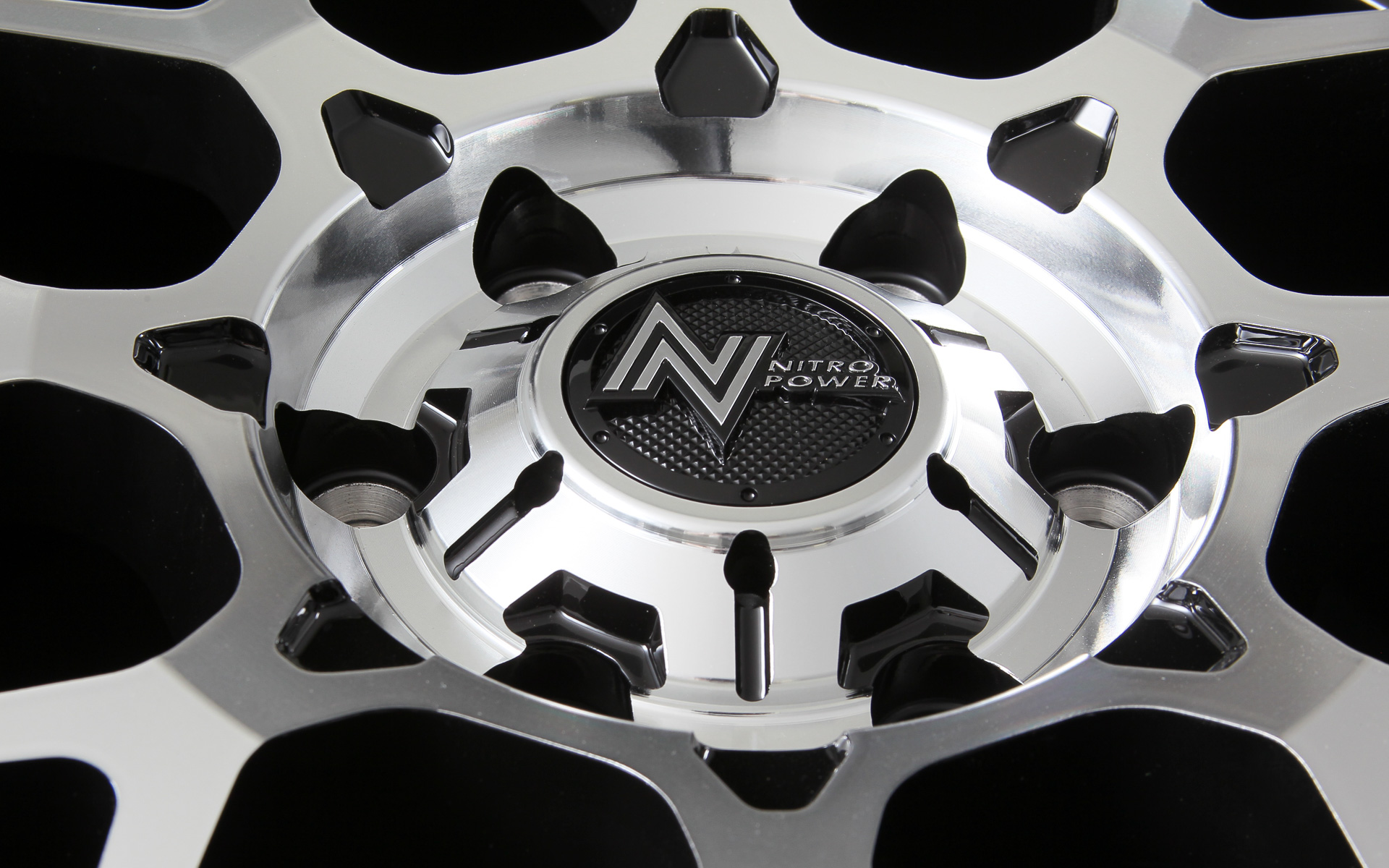 センターホール部。まるで大きなセンターキャップがはまっているように見えるデザイン。実際のセンターキャプも射出成型品を使うなども非常に凝ったもの